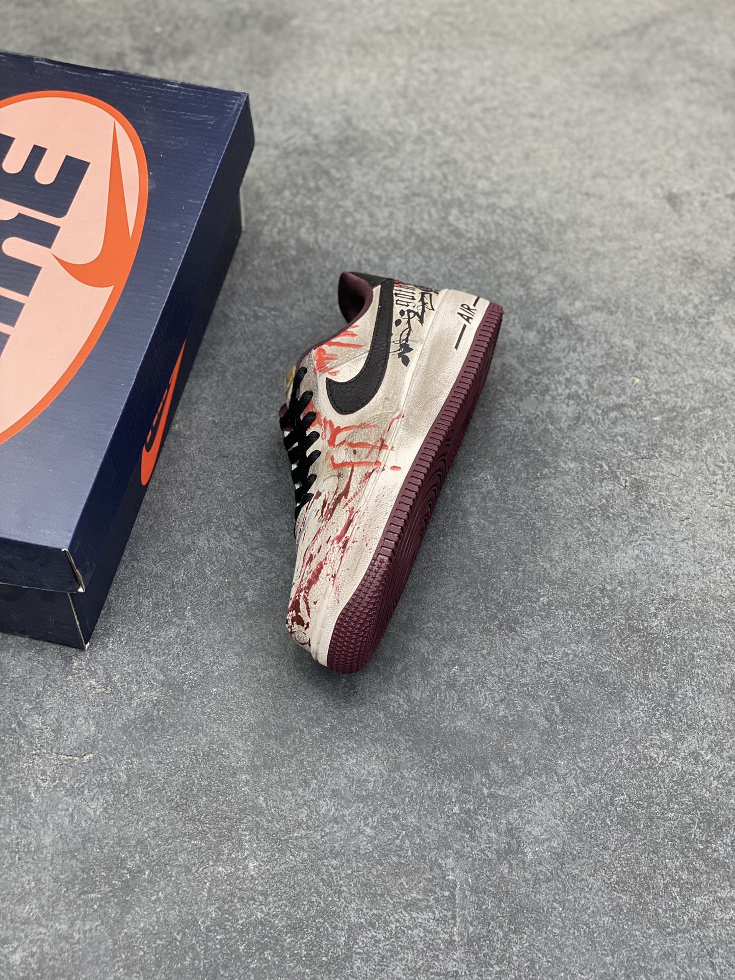 图片[7]-手绘涂鸦“哥特血痕”Nike Air Force 1 “Gothic Bloodstains”空军一号定制板鞋 以 “哥特暗黑美学” 为核心，将做旧米白基底化作画布：猩红血痕如泼墨般蜿蜒，与黑调涂鸦、“GOTH” 字样碰撞出颓废张力；鞋侧挂坠以十字架缠玫瑰的造型，锚定暗黑浪漫的灵魂。做旧质感与先锋细节交织，让日常鞋履成为游走于叛逆与艺术间的风格符号，每一处磨损与色彩晕染，都是独属于亚文化美学的野生表达 货号：XL2132-888 尺码： 36 36.5 37.5 38 38.5 39 40 40.5 41 42 42.5 43 44 44.5 45-选品中心