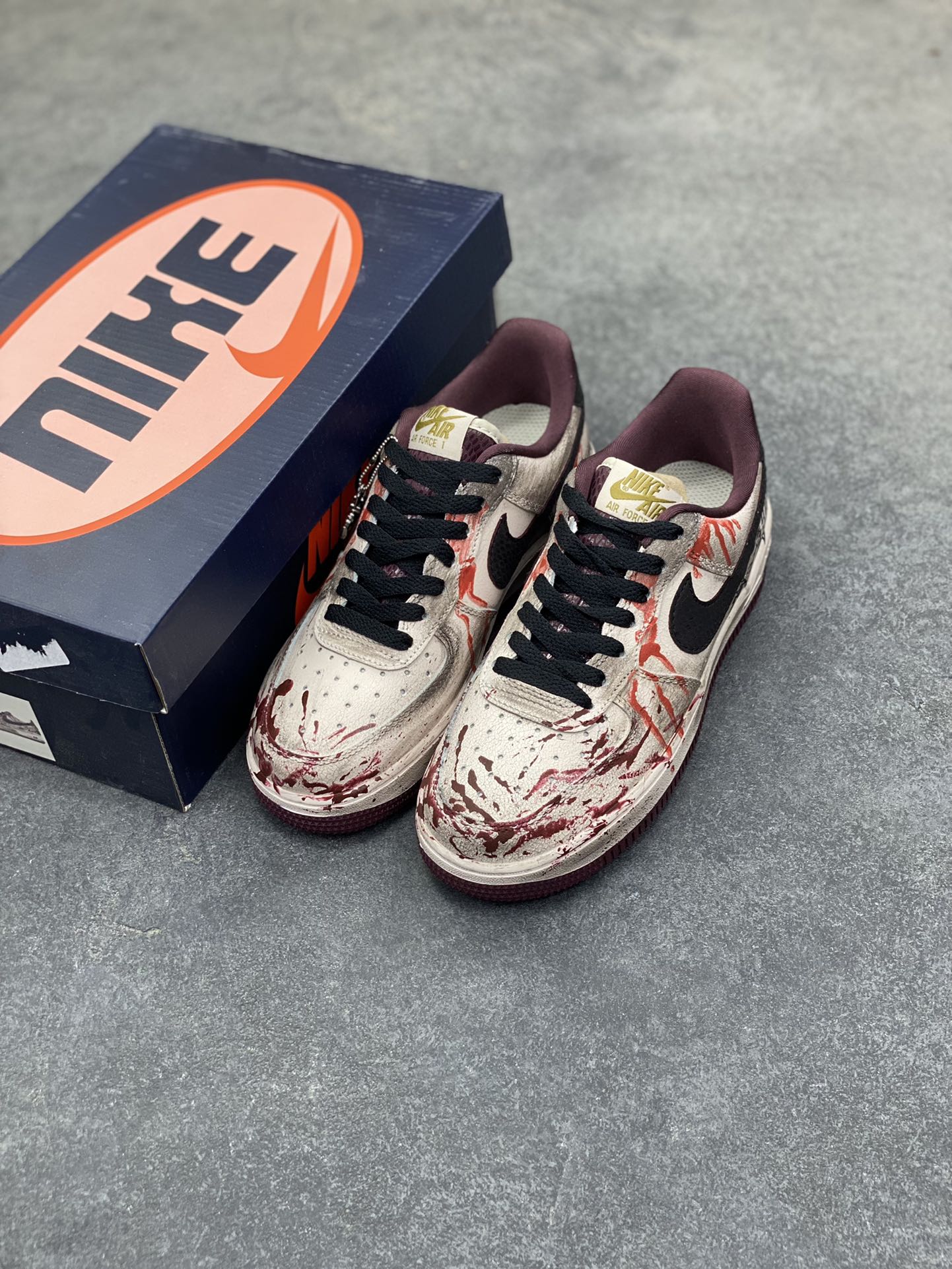 图片[8]-手绘涂鸦“哥特血痕”Nike Air Force 1 “Gothic Bloodstains”空军一号定制板鞋 以 “哥特暗黑美学” 为核心，将做旧米白基底化作画布：猩红血痕如泼墨般蜿蜒，与黑调涂鸦、“GOTH” 字样碰撞出颓废张力；鞋侧挂坠以十字架缠玫瑰的造型，锚定暗黑浪漫的灵魂。做旧质感与先锋细节交织，让日常鞋履成为游走于叛逆与艺术间的风格符号，每一处磨损与色彩晕染，都是独属于亚文化美学的野生表达 货号：XL2132-888 尺码： 36 36.5 37.5 38 38.5 39 40 40.5 41 42 42.5 43 44 44.5 45-选品中心