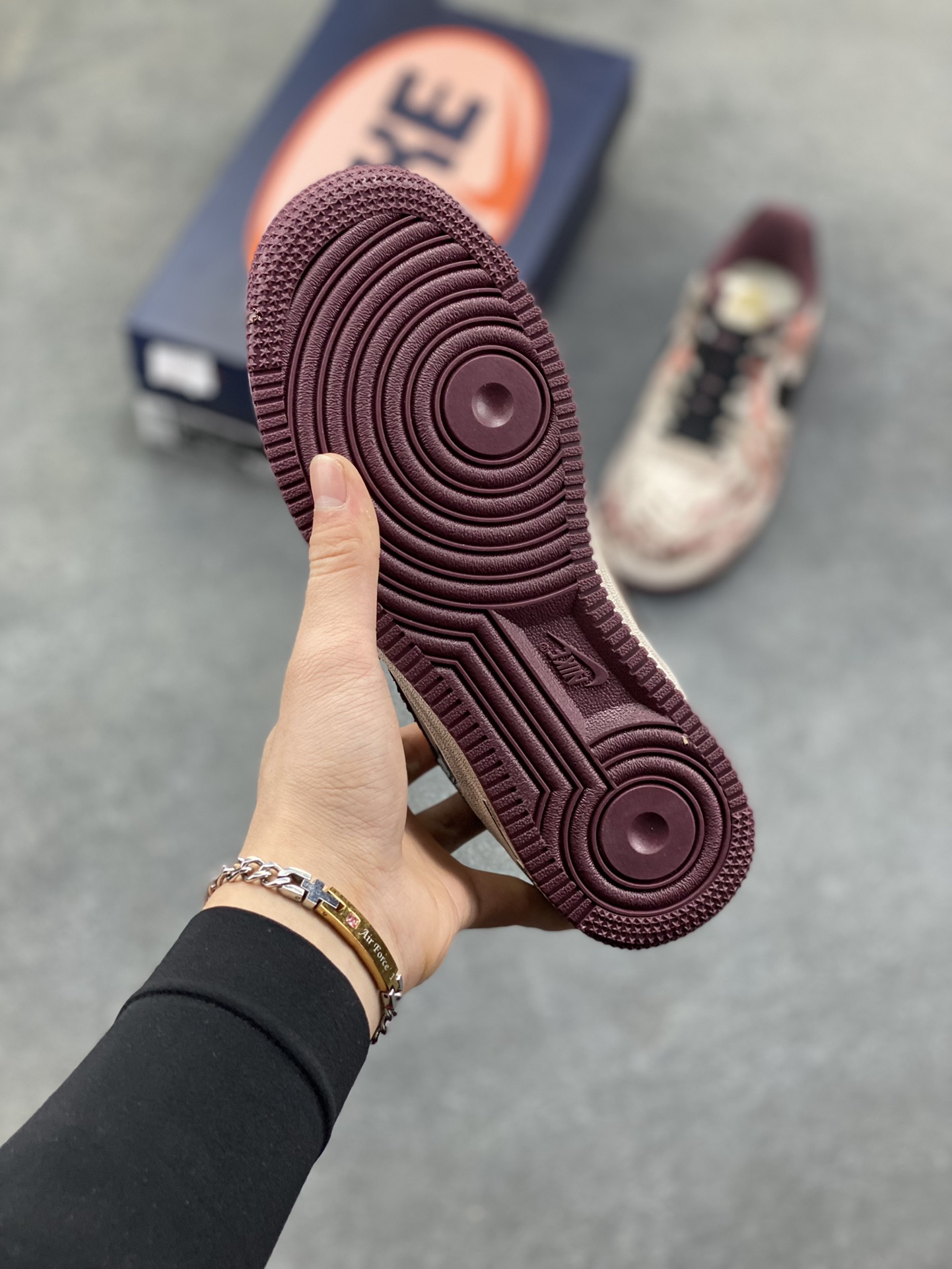 图片[5]-手绘涂鸦“哥特血痕”Nike Air Force 1 “Gothic Bloodstains”空军一号定制板鞋 以 “哥特暗黑美学” 为核心，将做旧米白基底化作画布：猩红血痕如泼墨般蜿蜒，与黑调涂鸦、“GOTH” 字样碰撞出颓废张力；鞋侧挂坠以十字架缠玫瑰的造型，锚定暗黑浪漫的灵魂。做旧质感与先锋细节交织，让日常鞋履成为游走于叛逆与艺术间的风格符号，每一处磨损与色彩晕染，都是独属于亚文化美学的野生表达 货号：XL2132-888 尺码： 36 36.5 37.5 38 38.5 39 40 40.5 41 42 42.5 43 44 44.5 45-选品中心