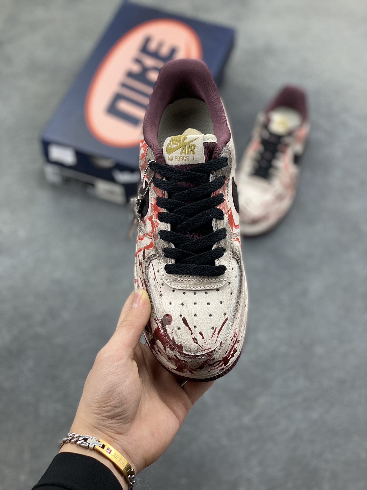 图片[2]-手绘涂鸦“哥特血痕”Nike Air Force 1 “Gothic Bloodstains”空军一号定制板鞋 以 “哥特暗黑美学” 为核心，将做旧米白基底化作画布：猩红血痕如泼墨般蜿蜒，与黑调涂鸦、“GOTH” 字样碰撞出颓废张力；鞋侧挂坠以十字架缠玫瑰的造型，锚定暗黑浪漫的灵魂。做旧质感与先锋细节交织，让日常鞋履成为游走于叛逆与艺术间的风格符号，每一处磨损与色彩晕染，都是独属于亚文化美学的野生表达 货号：XL2132-888 尺码： 36 36.5 37.5 38 38.5 39 40 40.5 41 42 42.5 43 44 44.5 45-选品中心