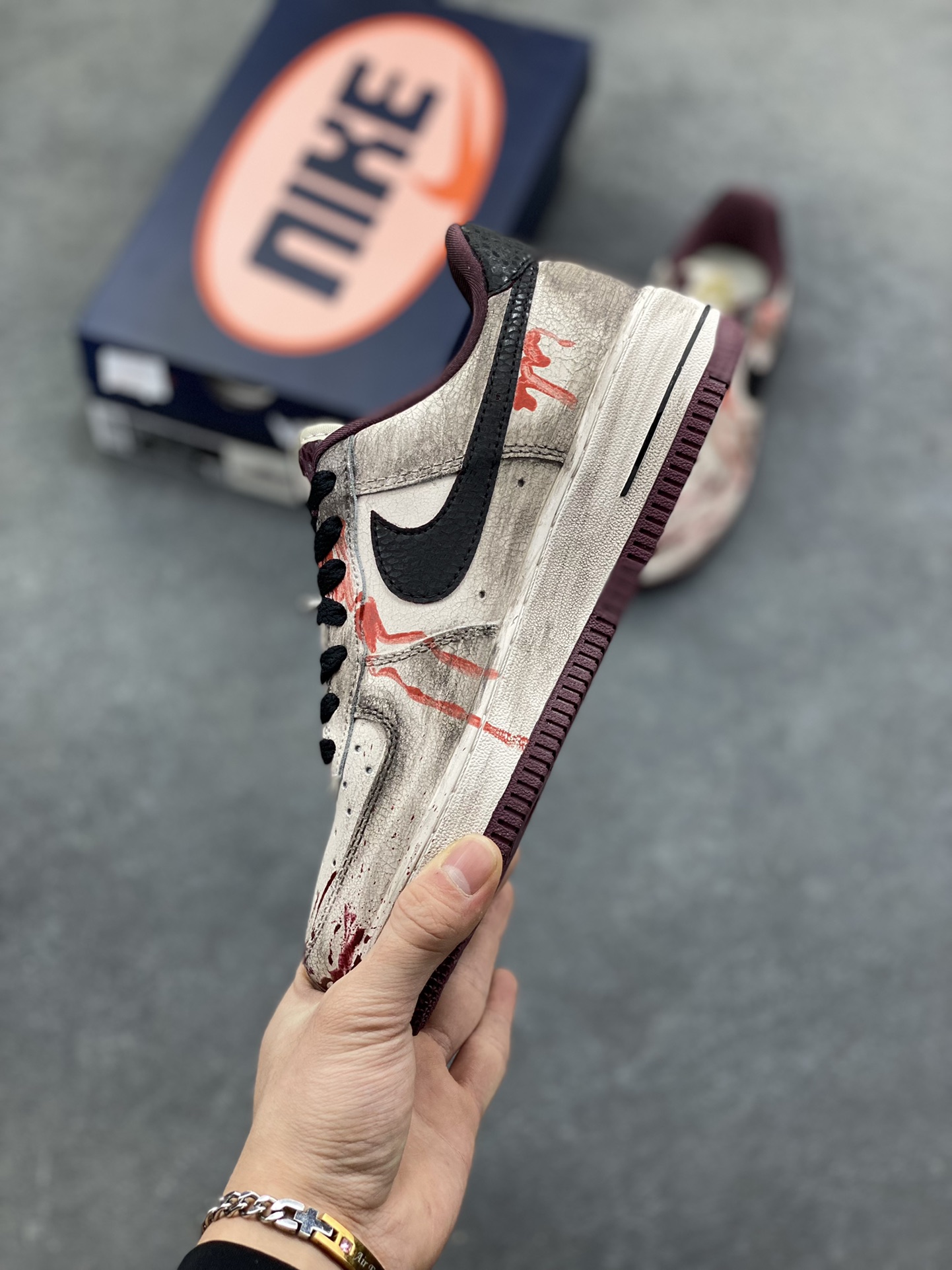 图片[3]-手绘涂鸦“哥特血痕”Nike Air Force 1 “Gothic Bloodstains”空军一号定制板鞋 以 “哥特暗黑美学” 为核心，将做旧米白基底化作画布：猩红血痕如泼墨般蜿蜒，与黑调涂鸦、“GOTH” 字样碰撞出颓废张力；鞋侧挂坠以十字架缠玫瑰的造型，锚定暗黑浪漫的灵魂。做旧质感与先锋细节交织，让日常鞋履成为游走于叛逆与艺术间的风格符号，每一处磨损与色彩晕染，都是独属于亚文化美学的野生表达 货号：XL2132-888 尺码： 36 36.5 37.5 38 38.5 39 40 40.5 41 42 42.5 43 44 44.5 45-选品中心