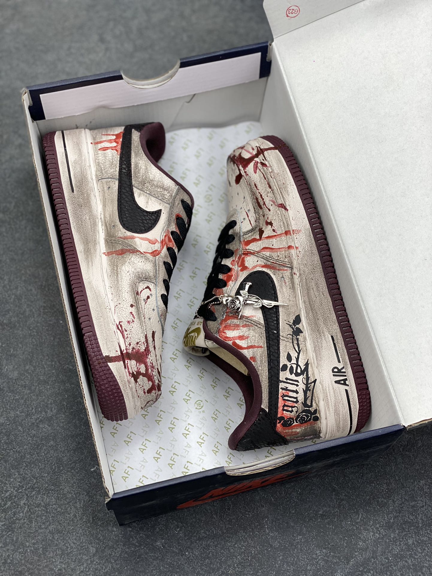图片[9]-手绘涂鸦“哥特血痕”Nike Air Force 1 “Gothic Bloodstains”空军一号定制板鞋 以 “哥特暗黑美学” 为核心，将做旧米白基底化作画布：猩红血痕如泼墨般蜿蜒，与黑调涂鸦、“GOTH” 字样碰撞出颓废张力；鞋侧挂坠以十字架缠玫瑰的造型，锚定暗黑浪漫的灵魂。做旧质感与先锋细节交织，让日常鞋履成为游走于叛逆与艺术间的风格符号，每一处磨损与色彩晕染，都是独属于亚文化美学的野生表达 货号：XL2132-888 尺码： 36 36.5 37.5 38 38.5 39 40 40.5 41 42 42.5 43 44 44.5 45-选品中心