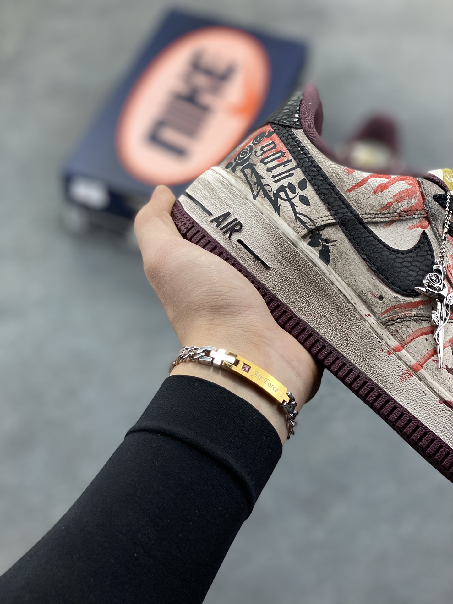 图片[6]-手绘涂鸦“哥特血痕”Nike Air Force 1 “Gothic Bloodstains”空军一号定制板鞋 以 “哥特暗黑美学” 为核心，将做旧米白基底化作画布：猩红血痕如泼墨般蜿蜒，与黑调涂鸦、“GOTH” 字样碰撞出颓废张力；鞋侧挂坠以十字架缠玫瑰的造型，锚定暗黑浪漫的灵魂。做旧质感与先锋细节交织，让日常鞋履成为游走于叛逆与艺术间的风格符号，每一处磨损与色彩晕染，都是独属于亚文化美学的野生表达 货号：XL2132-888 尺码： 36 36.5 37.5 38 38.5 39 40 40.5 41 42 42.5 43 44 44.5 45-选品中心