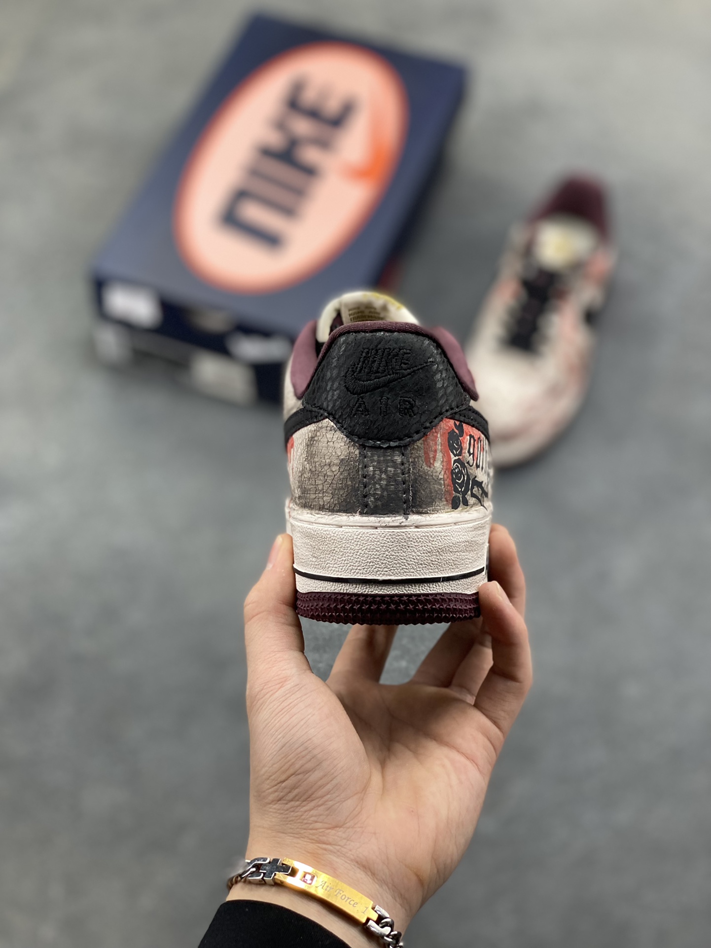 图片[4]-手绘涂鸦“哥特血痕”Nike Air Force 1 “Gothic Bloodstains”空军一号定制板鞋 以 “哥特暗黑美学” 为核心，将做旧米白基底化作画布：猩红血痕如泼墨般蜿蜒，与黑调涂鸦、“GOTH” 字样碰撞出颓废张力；鞋侧挂坠以十字架缠玫瑰的造型，锚定暗黑浪漫的灵魂。做旧质感与先锋细节交织，让日常鞋履成为游走于叛逆与艺术间的风格符号，每一处磨损与色彩晕染，都是独属于亚文化美学的野生表达 货号：XL2132-888 尺码： 36 36.5 37.5 38 38.5 39 40 40.5 41 42 42.5 43 44 44.5 45-选品中心