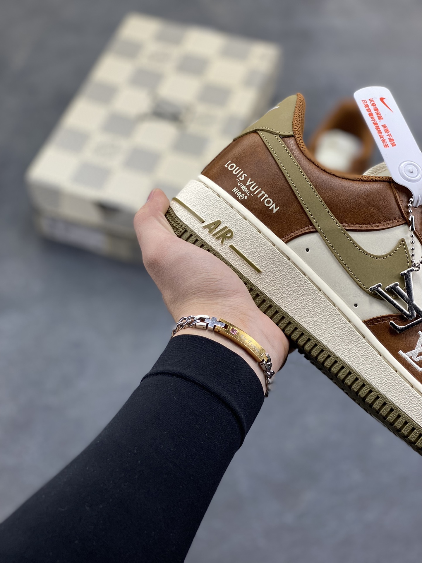 图片[6]-NIke Air Force 1 ‘07 Low “LV联名—白棕摩卡” 空军一号低帮 运动鞋 休闲鞋 折边针车 工艺难度大 原楦头原纸板 高端定制鞋盒 原厂鞋底 超高清洁度 细节完美 货号：NH0601-590 尺码：36 36.5 37.5 38 38.5 39 40 40.5 41 42 42.5 43 44 44.5 45-选品中心