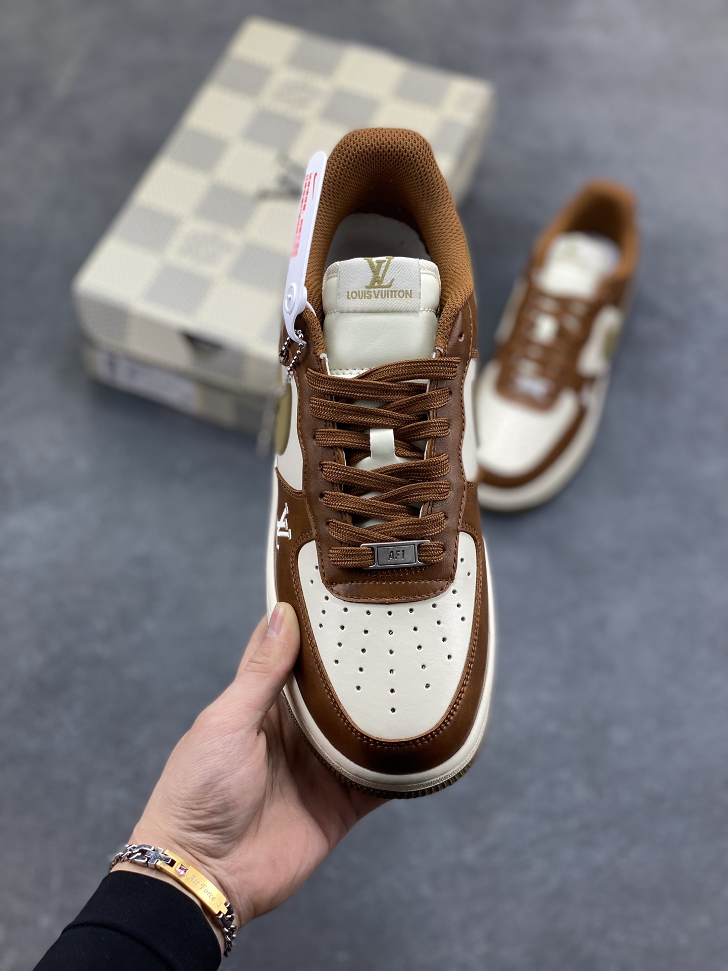 图片[2]-NIke Air Force 1 ‘07 Low “LV联名—白棕摩卡” 空军一号低帮 运动鞋 休闲鞋 折边针车 工艺难度大 原楦头原纸板 高端定制鞋盒 原厂鞋底 超高清洁度 细节完美 货号：NH0601-590 尺码：36 36.5 37.5 38 38.5 39 40 40.5 41 42 42.5 43 44 44.5 45-选品中心