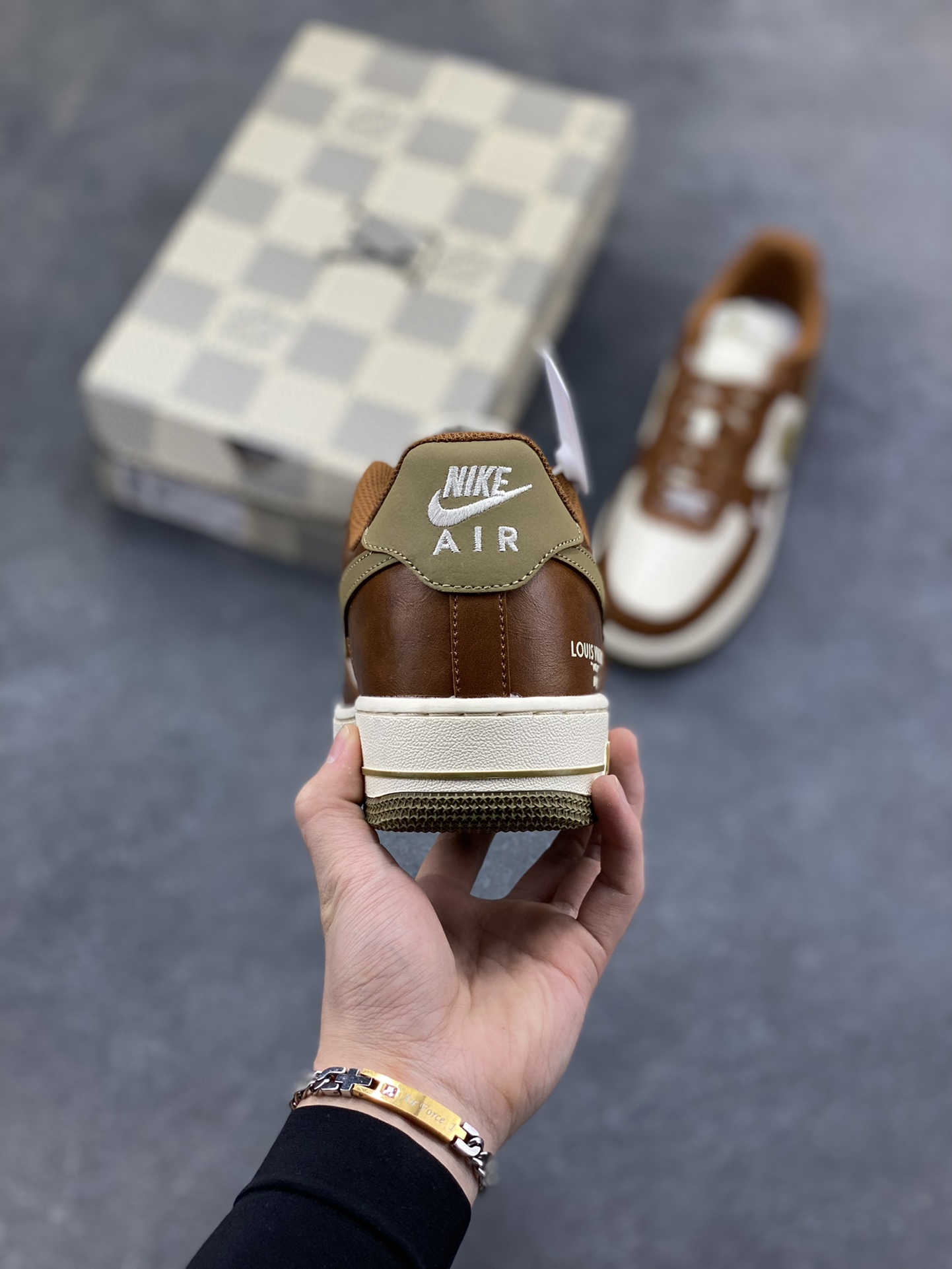 图片[4]-NIke Air Force 1 ‘07 Low “LV联名—白棕摩卡” 空军一号低帮 运动鞋 休闲鞋 折边针车 工艺难度大 原楦头原纸板 高端定制鞋盒 原厂鞋底 超高清洁度 细节完美 货号：NH0601-590 尺码：36 36.5 37.5 38 38.5 39 40 40.5 41 42 42.5 43 44 44.5 45-选品中心