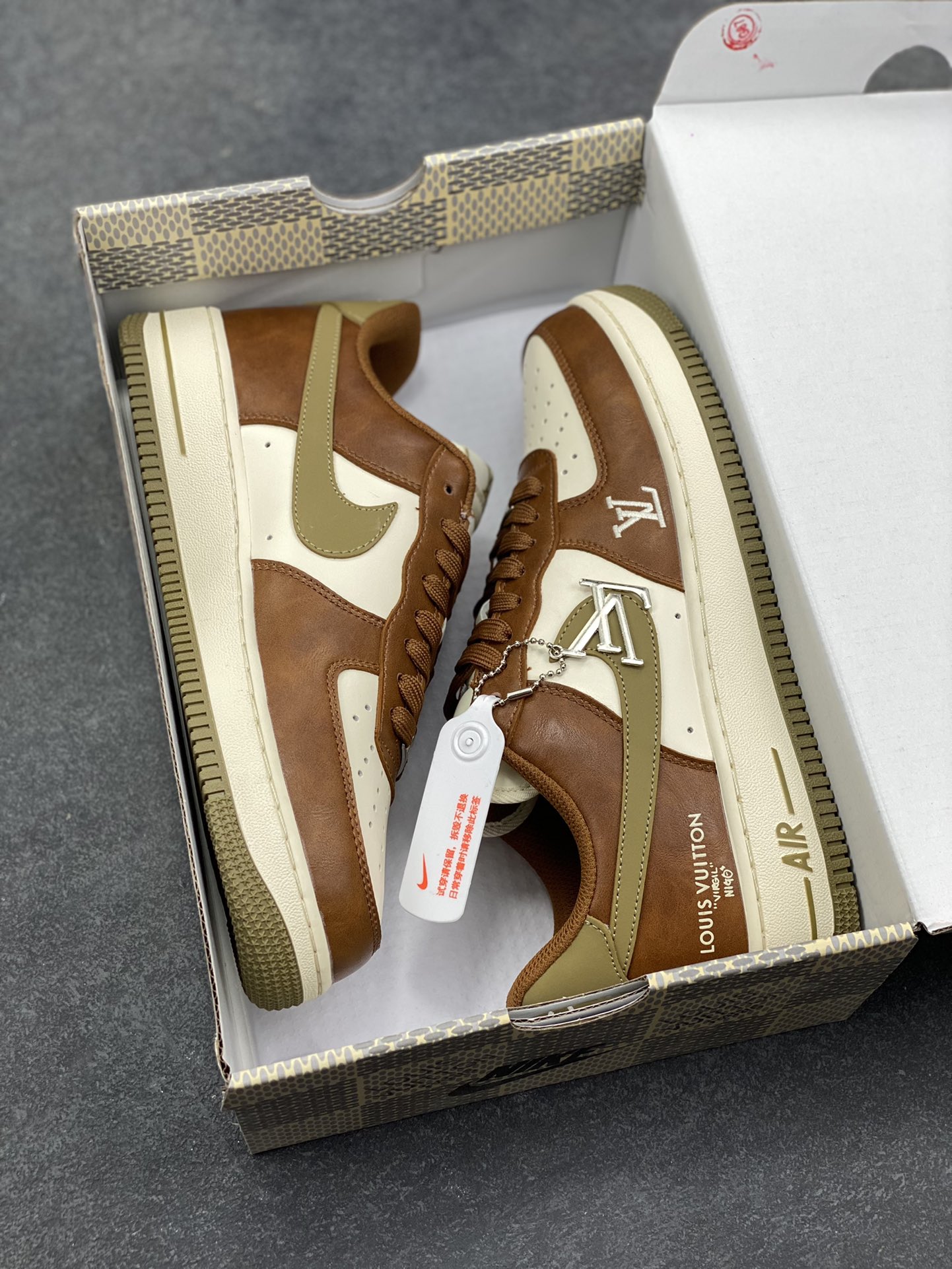图片[9]-NIke Air Force 1 ‘07 Low “LV联名—白棕摩卡” 空军一号低帮 运动鞋 休闲鞋 折边针车 工艺难度大 原楦头原纸板 高端定制鞋盒 原厂鞋底 超高清洁度 细节完美 货号：NH0601-590 尺码：36 36.5 37.5 38 38.5 39 40 40.5 41 42 42.5 43 44 44.5 45-选品中心