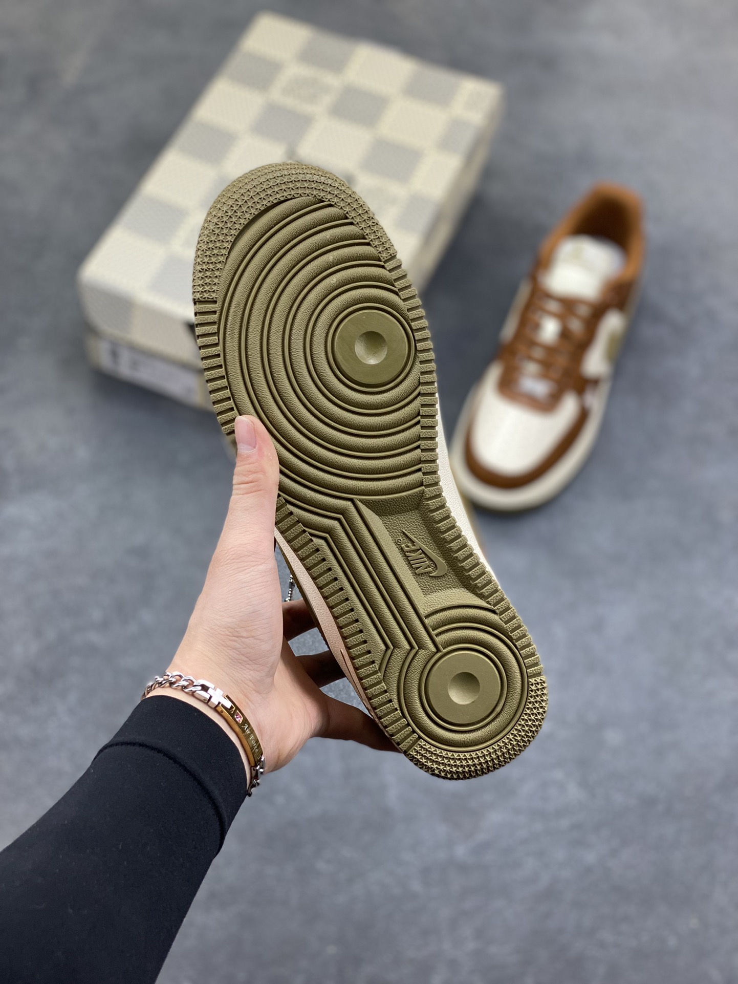 图片[5]-NIke Air Force 1 ‘07 Low “LV联名—白棕摩卡” 空军一号低帮 运动鞋 休闲鞋 折边针车 工艺难度大 原楦头原纸板 高端定制鞋盒 原厂鞋底 超高清洁度 细节完美 货号：NH0601-590 尺码：36 36.5 37.5 38 38.5 39 40 40.5 41 42 42.5 43 44 44.5 45-选品中心