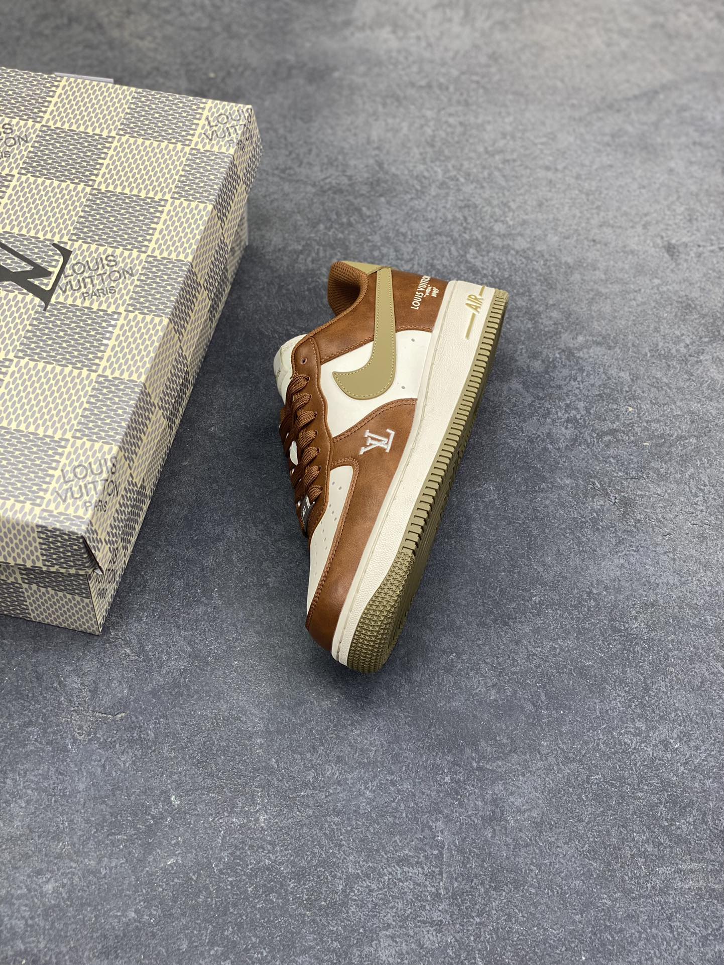 图片[7]-NIke Air Force 1 ‘07 Low “LV联名—白棕摩卡” 空军一号低帮 运动鞋 休闲鞋 折边针车 工艺难度大 原楦头原纸板 高端定制鞋盒 原厂鞋底 超高清洁度 细节完美 货号：NH0601-590 尺码：36 36.5 37.5 38 38.5 39 40 40.5 41 42 42.5 43 44 44.5 45-选品中心