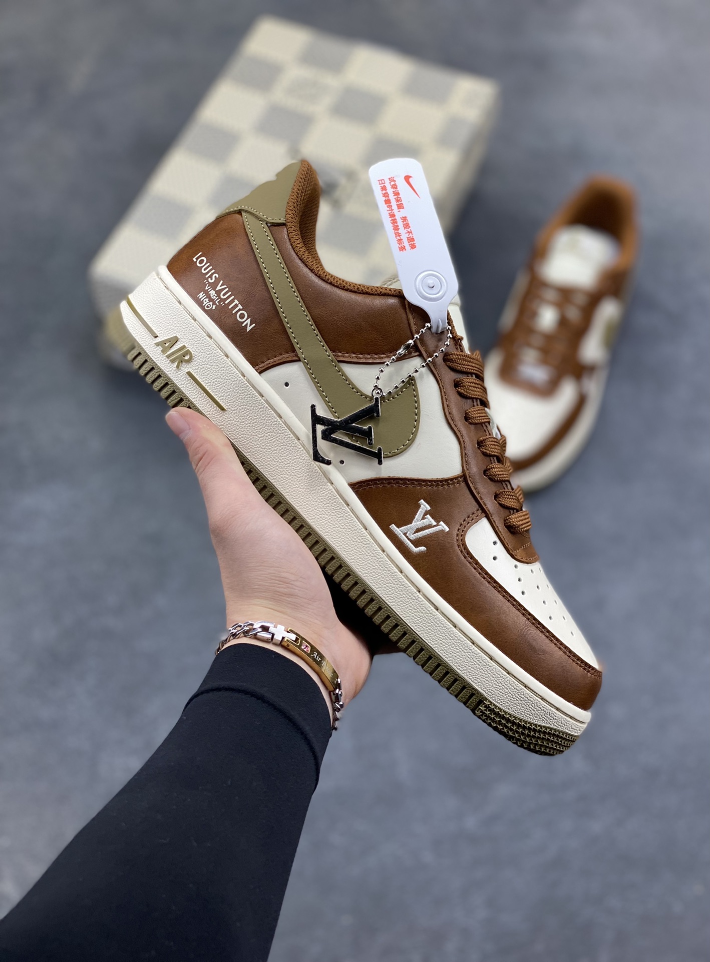 NIke Air Force 1 ‘07 Low “LV联名—白棕摩卡” 空军一号低帮 运动鞋 休闲鞋 折边针车 工艺难度大 原楦头原纸板 高端定制鞋盒 原厂鞋底 超高清洁度 细节完美 货号：NH0601-590 尺码：36 36.5 37.5 38 38.5 39 40 40.5 41 42 42.5 43 44 44.5 45-选品中心