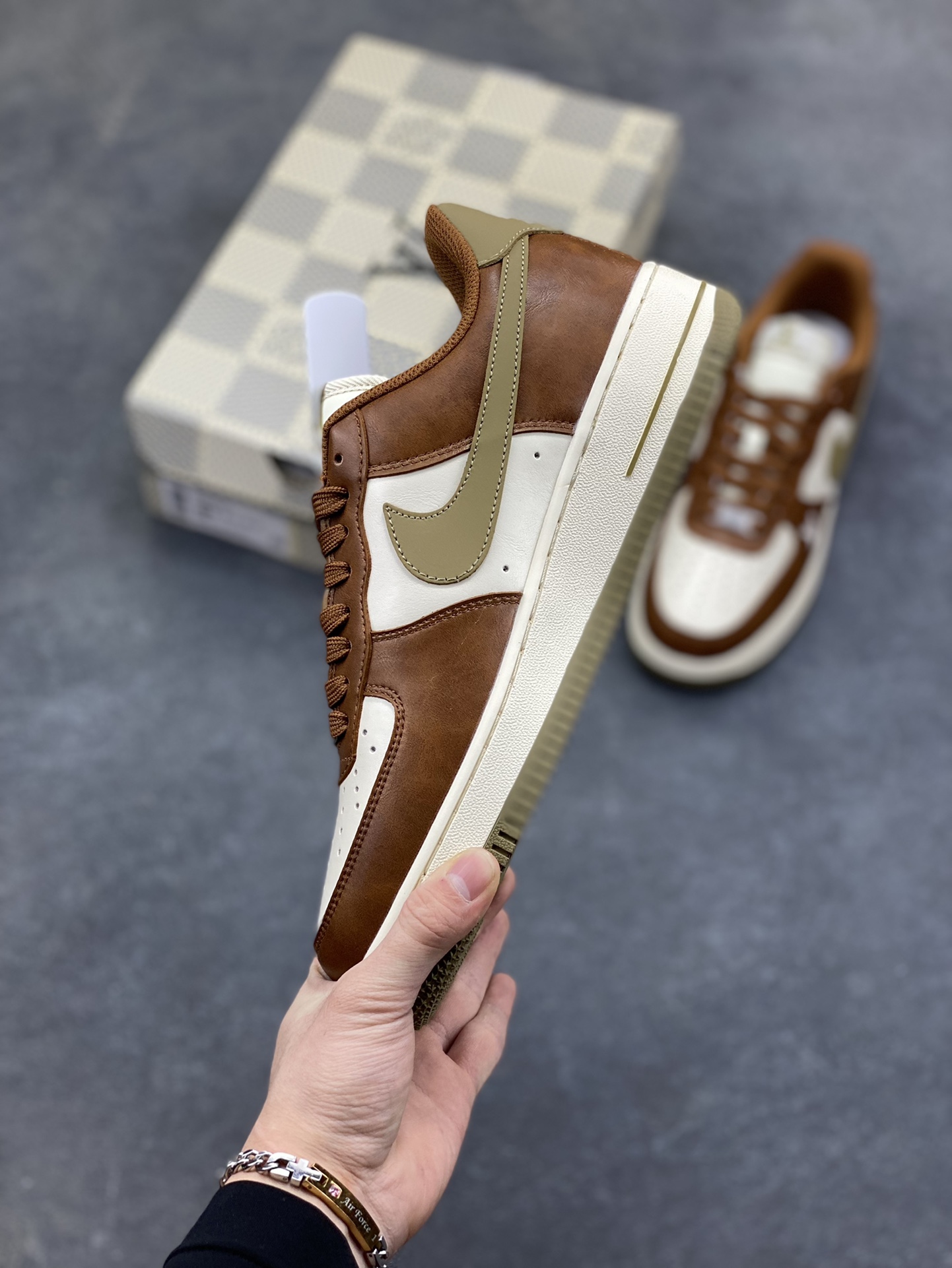 图片[3]-NIke Air Force 1 ‘07 Low “LV联名—白棕摩卡” 空军一号低帮 运动鞋 休闲鞋 折边针车 工艺难度大 原楦头原纸板 高端定制鞋盒 原厂鞋底 超高清洁度 细节完美 货号：NH0601-590 尺码：36 36.5 37.5 38 38.5 39 40 40.5 41 42 42.5 43 44 44.5 45-选品中心