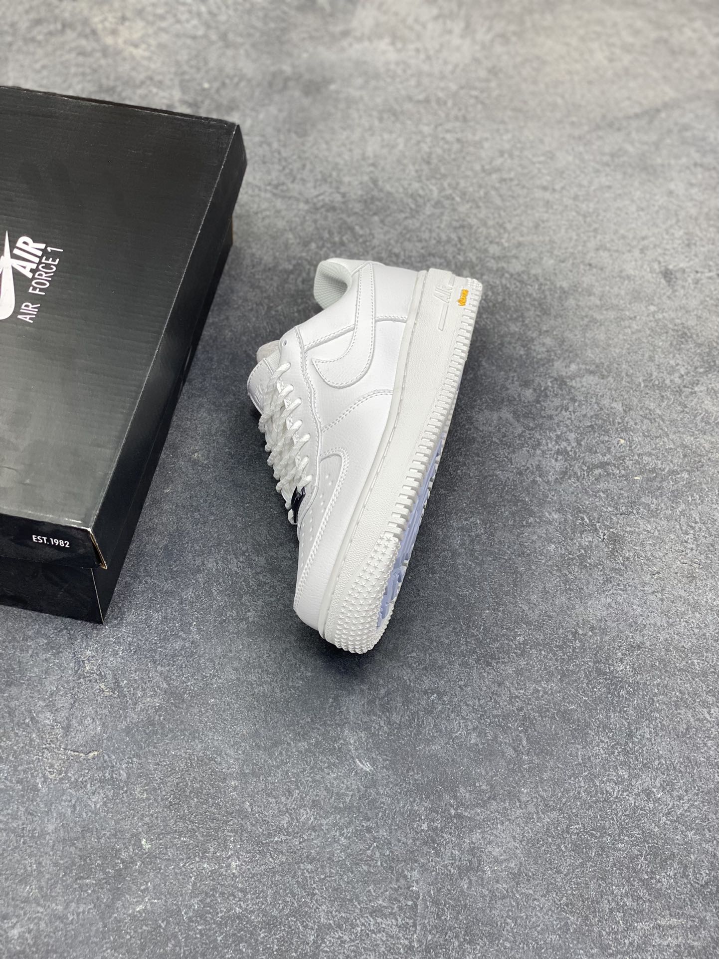 图片[7]-NIke Air Force 1 ‘07 Low 空军一号低帮 运动鞋 休闲鞋 折边针车 工艺难度大 原楦头原纸板 原装鞋盒 定制五金配件 内置全掌气垫 原厂鞋底 货号：HV5953-100 尺码：36 36.5 37.5 38 38.5 39 40 40.5 41 42 42.5 43 44 44.5 45-选品中心