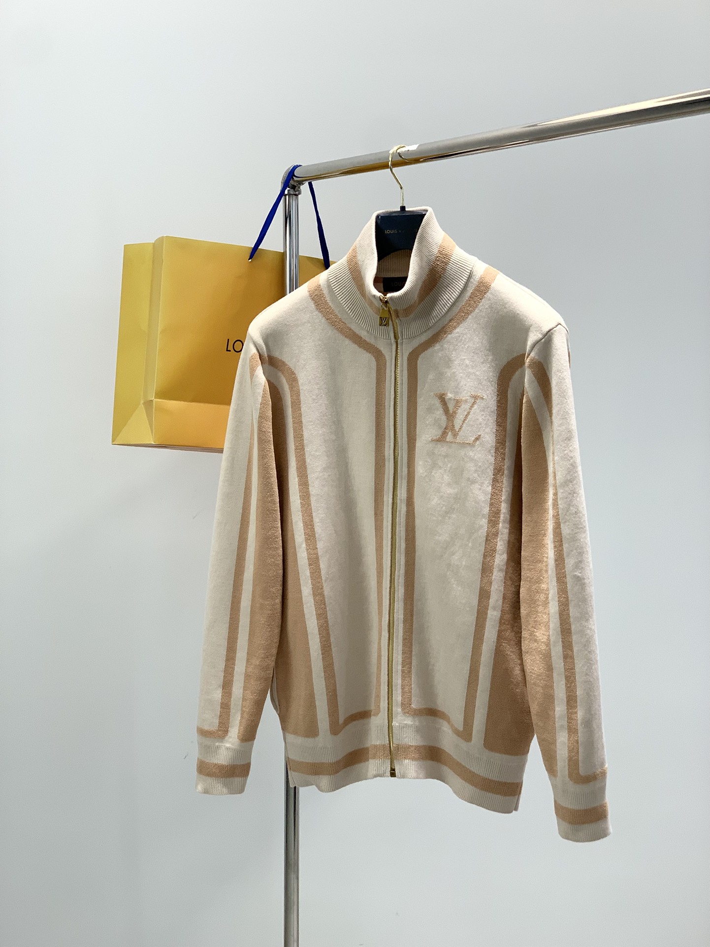 NO:684493,, LouisVuitton Louis Vuitton, the latest autumn and winter styles, available at counters at the same time, original order, cashmere fashionable casual knitted cardigan sweater, the upper body is very unique!  Eye-catching and bright, imported original fabrics, top-notch knitting technology letter pattern decoration Logo, original hardware accessories decoration, simple yet fashionable, classic atmosphere, comfortable and breathable, handsome and stylish upper body, size S-XL,, louis vuitton, louis vuitton, sweaters,19860909,LouisVuitton 路易威登,秋冬最新款,专柜同步有售,原单狠货,羊绒 时尚休闲针织开衫毛衣,上身很有特点！吸睛而有亮点,进口原版面料,顶级针织工艺字母图案装饰Logo,原版五金辅料装饰,简单而不失时尚,经典大气,舒适透气,上身帅气有型,码数S-XL,,louis vuitton,louis vuitton,sweaters,,Men's clothing