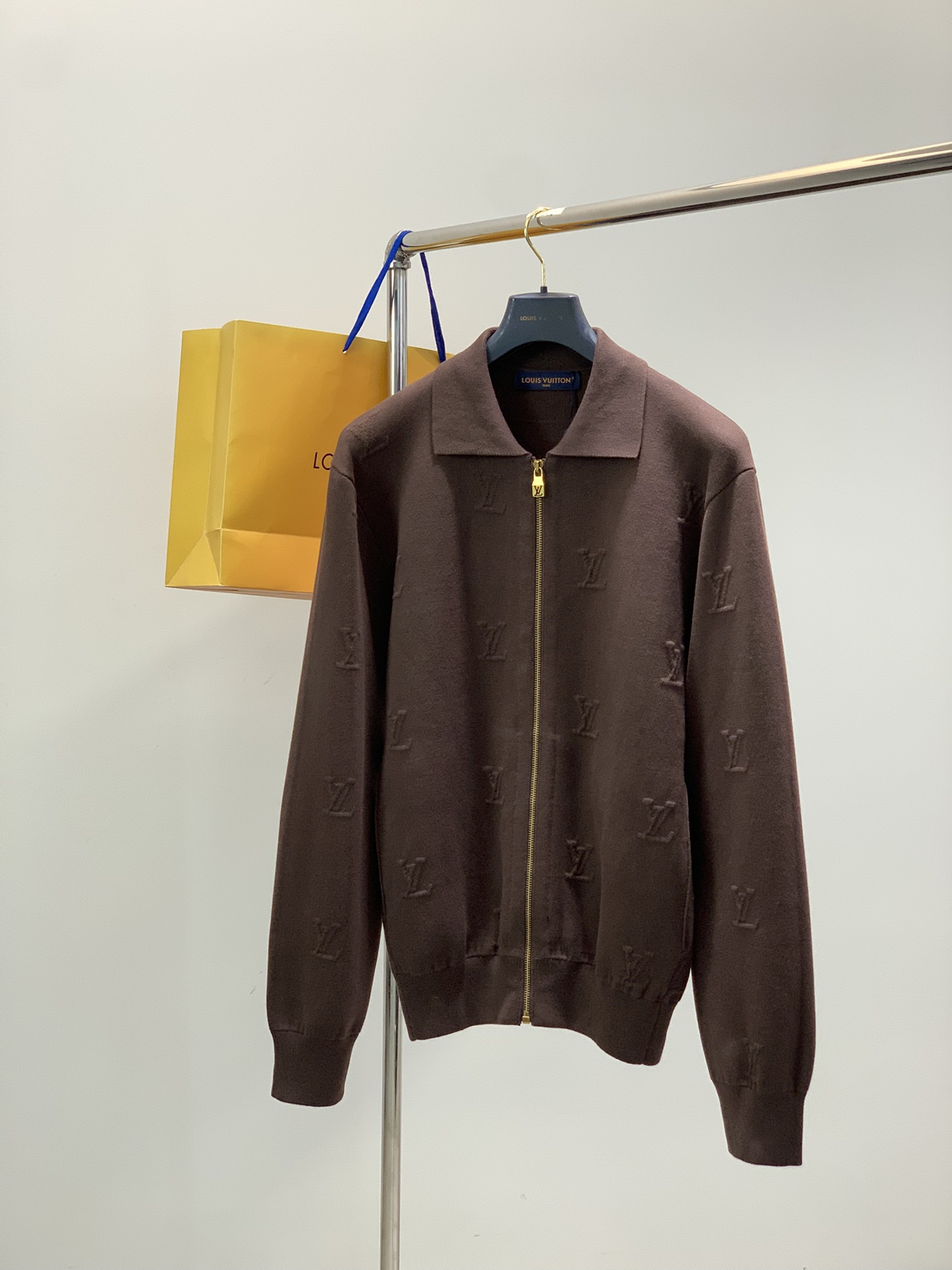 NO:684490,, LouisVuitton Louis Vuitton, the latest autumn and winter styles, available at counters simultaneously, original order, cashmere fashionable casual knitted cardigan sweater, the upper body is very unique!  Eye-catching and bright, imported original fabrics, top-notch knitting technology letter pattern decoration Logo, original hardware accessories decoration, simple yet fashionable, classic atmosphere, comfortable and breathable, handsome and stylish upper body, size S-XL,, louis vuitton, louis vuitton, sweaters,19860909,LouisVuitton 路易威登,秋冬最新款,专柜同步有售,原单狠货,羊绒时尚休闲针织开衫毛衣,上身很有特点！吸睛而有亮点,进口原版面料,顶级针织工艺字母图案装饰Logo,原版五金辅料装饰,简单而不失时尚,经典大气,舒适透气,上身帅气有型,码数S-XL,,louis vuitton,louis vuitton,sweaters,,Men's clothing