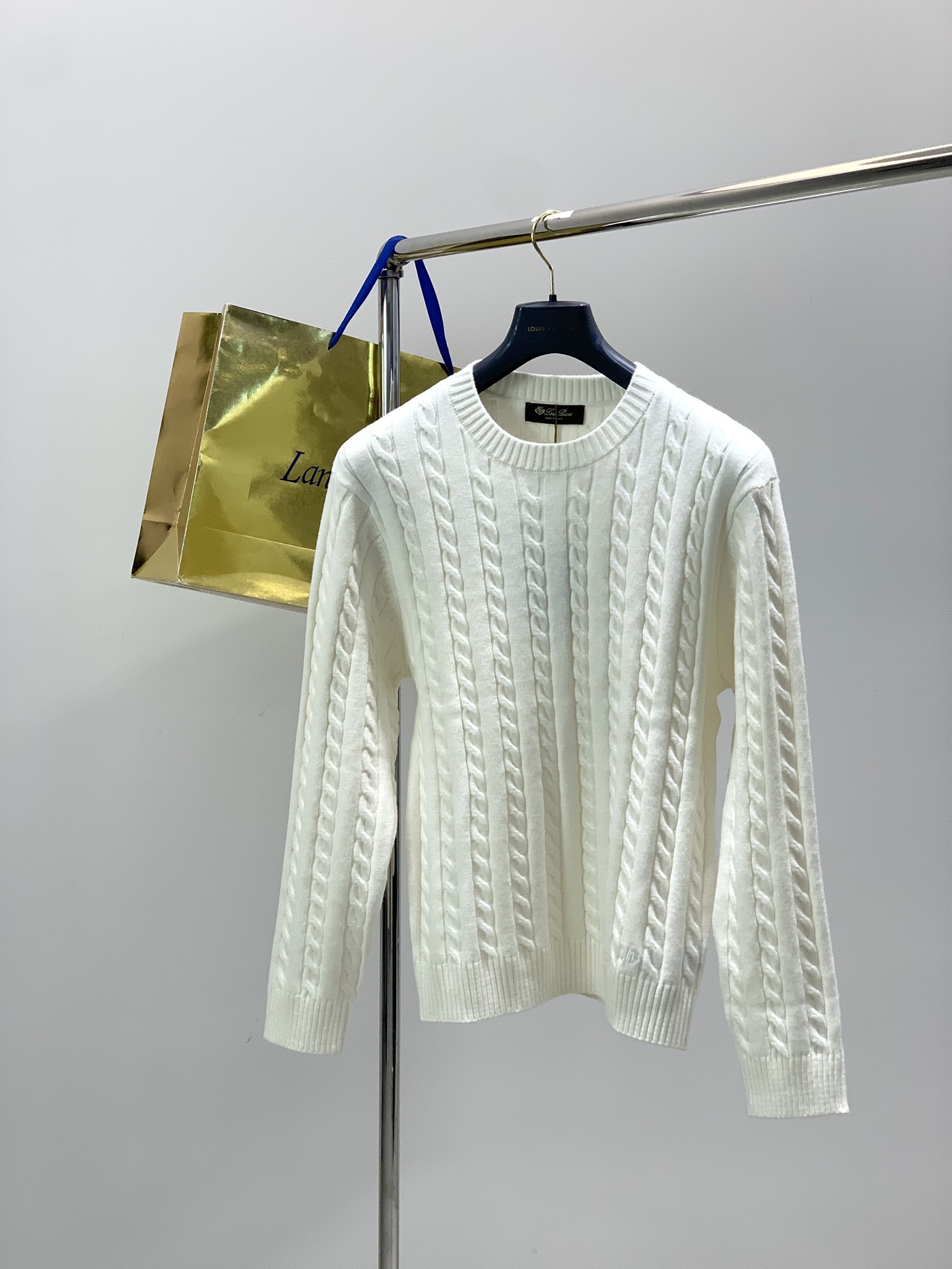 NO:690493,, LP (Loro Piana), the latest winter product of 2025, available at the counter at the same time, original order, fashionable and casual knitted cardigan sweater, using original imported fabrics, using imported original fabrics, top knitting technology letter pattern decoration logo, extremely high grade, comfortable and versatile, and the upper body is very handsome!  6 colors recommended, size M-3XL,, loro piana, loro piana, sweaters,19860909,LP(Loro Piana ),2025冬季最新品,专柜同步有售,原单狠货,时尚休闲针织开衫毛衣,采用原版进口面料,采用进口原版面料,顶级针织工艺字母图案装饰logo,档次极高,舒适百搭,上身帅气十足！6色推荐,码数M-3XL,,loro piana,loro piana,sweaters,,Men's clothing