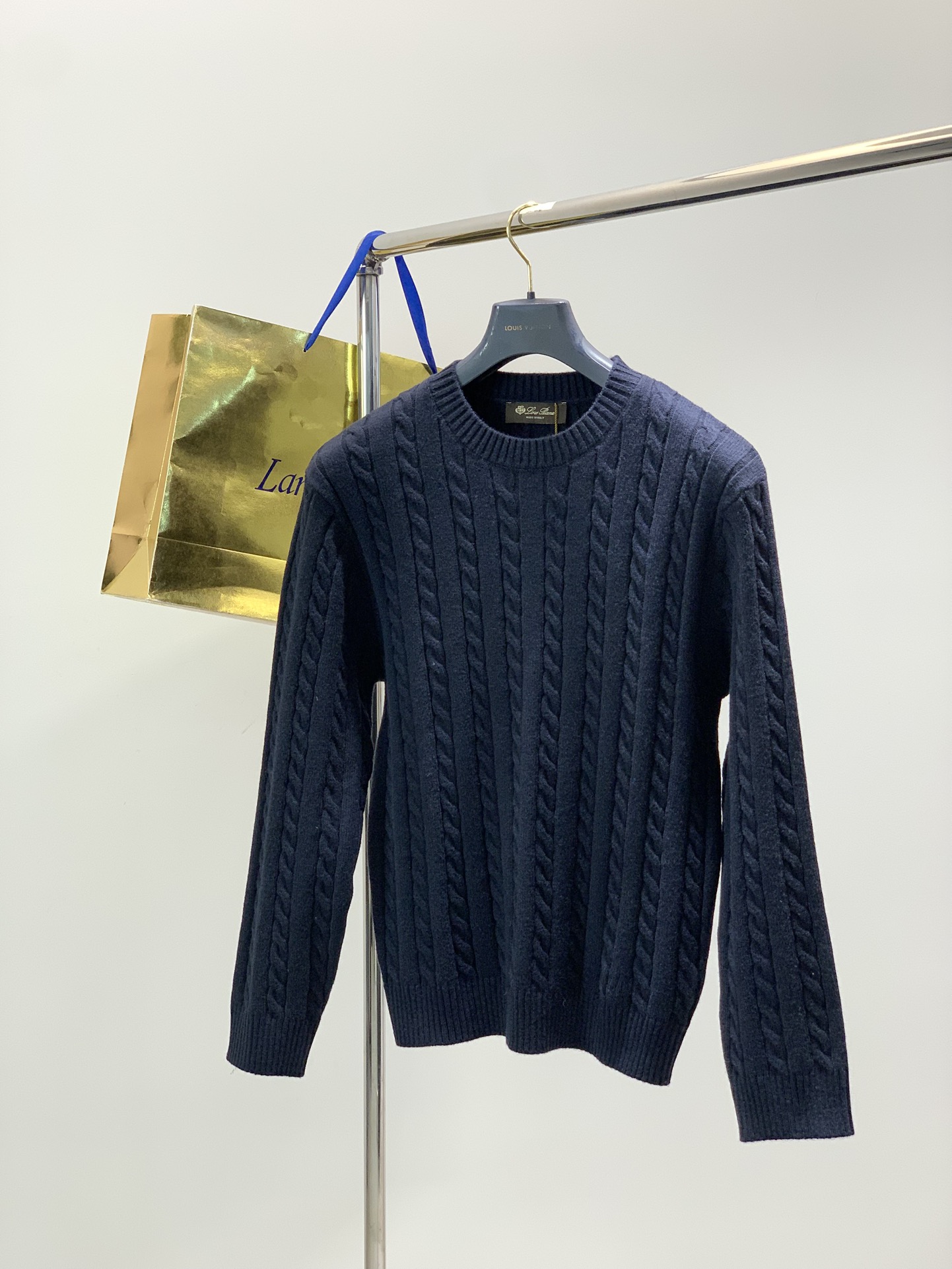 NO:690494,, LP (Loro Piana), the latest winter product of 2025, available at the counter at the same time, original order, fashionable and casual knitted cardigan sweater, using original imported fabrics, using imported original fabrics, top knitting technology letter pattern decoration logo, extremely high grade, comfortable and versatile, and the upper body is very handsome!  6 colors recommended, size M-3XL,, loro piana, loro piana, sweaters,19860909,LP(Loro Piana ),2025冬季最新品,专柜同步有售,原单狠货,时尚休闲针织开衫毛衣,采用原版进口面料,采用进口原版面料,顶级针织工艺字母图案装饰logo,档次极高,舒适百搭,上身帅气十足！6色推荐,码数M-3XL,,loro piana,loro piana,sweaters,,Men's clothing