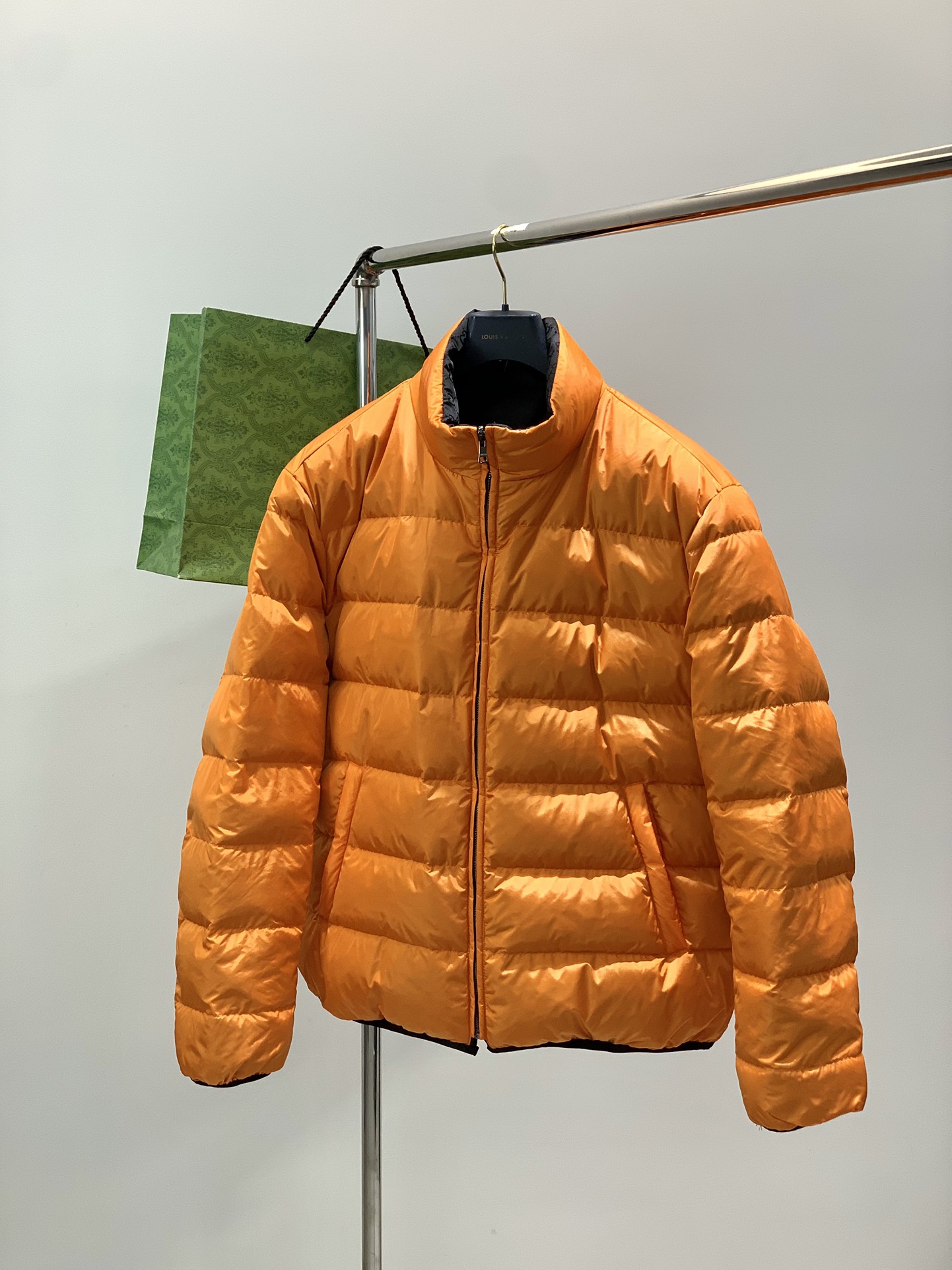 NO:681235,, Gucci Gucci, the latest winter style, available at counters simultaneously, original order, fashionable and casual reversible down jacket, the upper body is very unique!  Eye-catching and bright, imported original fabrics, top-quality jacquard crafts letter pattern decoration Logo, original hardware accessories decoration, simple yet fashionable, classic atmosphere, comfortable and breathable, handsome and stylish upper body, size S-XL,, gucci, gucci, down jacket,19860909,Gucci 古驰,冬季最新款,专柜同步有售,原单狠货,时尚休闲两面穿羽绒服,上身很有特点！吸睛而有亮点,进口原版面料,顶级提花工艺字母图案装饰Logo,原版五金辅料装饰,简单而不失时尚,经典大气,舒适透气,上身帅气有型,码数S-XL,,gucci,gucci,down jacket,,Men's clothing