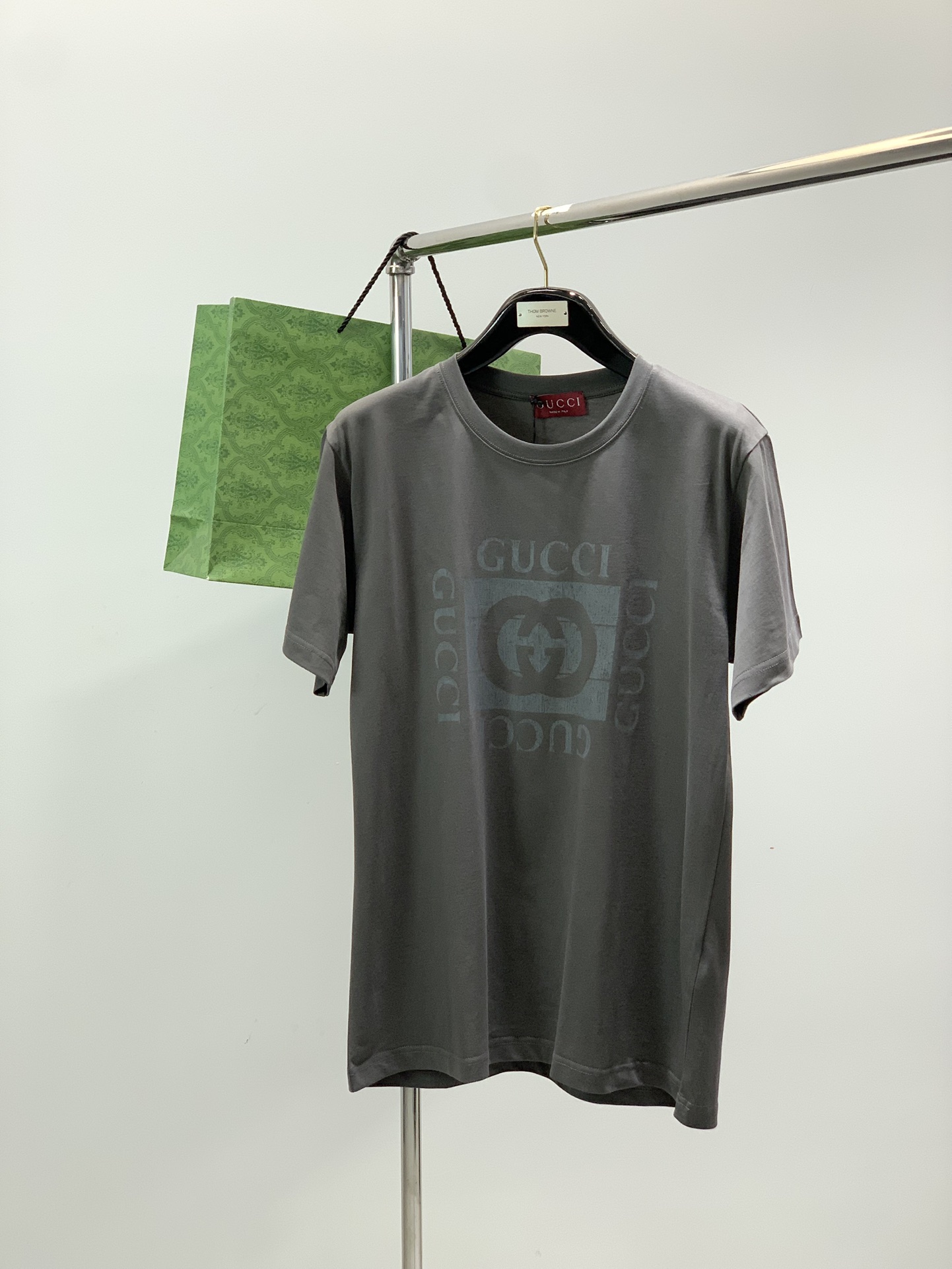 NO:681211,, Gucci Gucci, the latest summer style, available at counters simultaneously, original order, fashionable and casual round neck short-sleeved T-shirt, the upper body is very unique!  Eye-catching and bright, imported original fabrics, top-notch printed letter pattern decoration logo, simple yet fashionable, classic and elegant, comfortable and breathable, handsome and stylish upper body, size S-XL, size SMLXL, length 72737475, bust 109113117121, shoulder width 45.547.549.551.5  Hem 109113117121,,gucci,gucci,T-shirt,tees,t-shirt,19860909,Gucci 古驰,夏季最新款,专柜同步有售,原单狠货,时尚休闲圆领短袖T恤,上身很有特点！吸睛而有亮点,进口原版面料,顶级印花工艺字母图案装饰Logo,简单而不失时尚,经典大气,舒适透气,上身帅气有型,码数S-XL 尺码SMLXL 衣长72737475 胸围109113117121 肩宽45.547.549.551.5 下摆109113117121,,gucci,gucci,T-shirt,tees，t-shirt,,Men's clothing