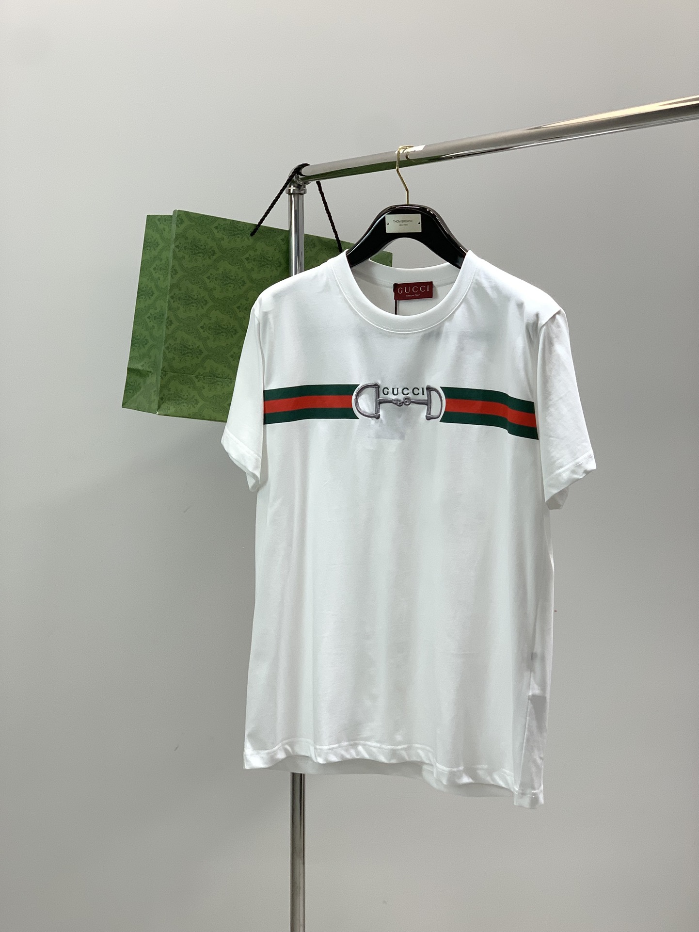 NO:681229,, Gucci Gucci, the latest summer style, available at counters simultaneously, original order, fashionable and casual round neck short-sleeved T-shirt, the upper body is very unique!  Eye-catching and bright, imported original fabrics, top embroidery craftsmanship letter pattern decoration Logo, simple yet fashionable, classic atmosphere, comfortable and breathable, handsome and stylish upper body, 2 colors recommended, size S-XL,, gucci, gucci, T-shirt, tees, t-shirt,19860909,Gucci 古驰,夏季最新款,专柜同步有售,原单狠货,时尚休闲圆领短袖T恤,上身很有特点！吸睛而有亮点,进口原版面料,顶级刺绣工艺字母图案装饰Logo,简单而不失时尚,经典大气,舒适透气,上身帅气有型,2色推荐,码数S-XL,,gucci,gucci,T-shirt,tees，t-shirt,,Men's clothing