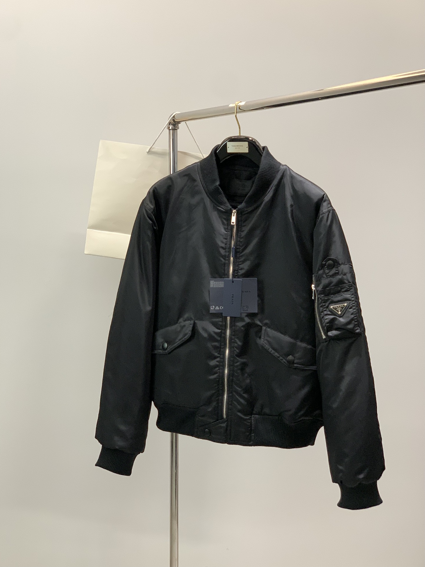 NO:681265,, PRADA, the latest winter products, available at counters simultaneously, fashionable casual cotton jackets, imported original fabrics, extremely complex workmanship, the only channel that can be used as a purchasing agent, top-notch rubber printing process letter pattern logo, original hardware accessories decoration, extremely high-grade, comfortable and versatile, handsome and stylish upper body, size S-XL size, long bust, shoulder width, sleeve length S6612852 M6813253 L7013654  XL7214055,,prada,prada,jackets & coats,jackets & coats,19860909,PRADA 普拉达,冬季最新品,专柜同步有售,时尚休闲棉服夹克外套,进口原版面料,做工极为复杂,唯一可以做代购级别的渠道狠货,顶级印胶工艺字母图案logo,原版五金辅料装饰,档次极高,舒适百搭,上身帅气有型,码数S-XL 码数衣长胸围肩宽袖长 S6612852 M6813253 L7013654 XL7214055,,prada,prada,jackets & coats,jackets & coats,,Men's clothing