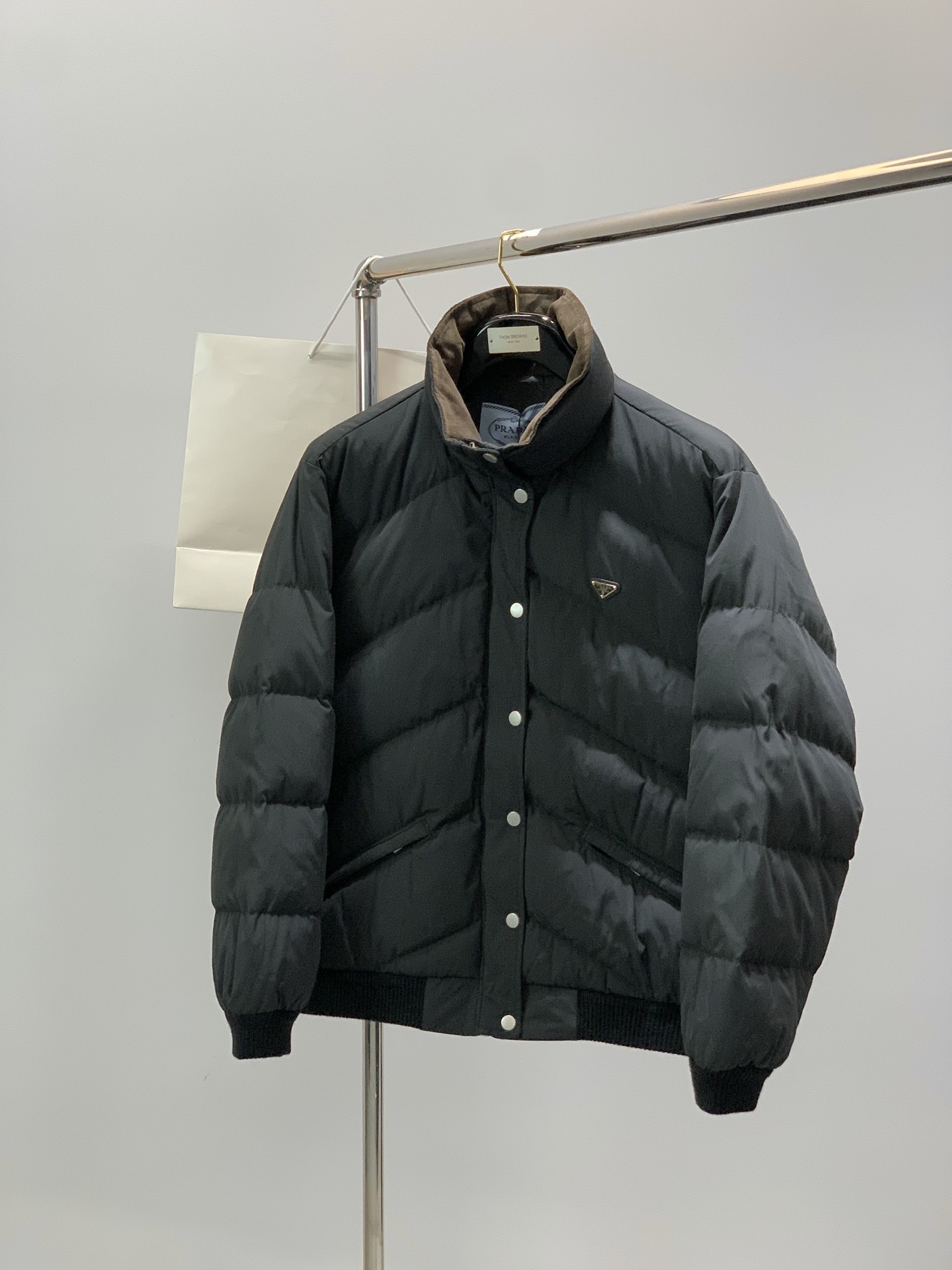 NO:682843,, PRADA, 2025 winter latest products, available at counters simultaneously, fashionable casual down jacket, imported original fabrics, extremely complicated workmanship, the only channel that can be used as a purchasing agent, top-grade rubber printing process letter pattern logo, original hardware accessories decoration, extremely high-grade, comfortable and versatile, handsome and stylish upper body, size 40-44, length of chest, width of shoulders, length of sleeves 406412248 426612649  446813050,,prada,prada,down jacket,19860909,PRADA 普拉达,2025冬季最新品,专柜同步有售,时尚休闲羽绒服,进口原版面料,做工极为复杂,唯一可以做代购级别的渠道狠货,顶级印胶工艺字母图案logo,原版五金辅料装饰,档次极高,舒适百搭,上身帅气有型,码数40-44 码数衣长胸围肩宽袖长 406412248 426612649 446813050,,prada,prada,down jacket,,Men's clothing