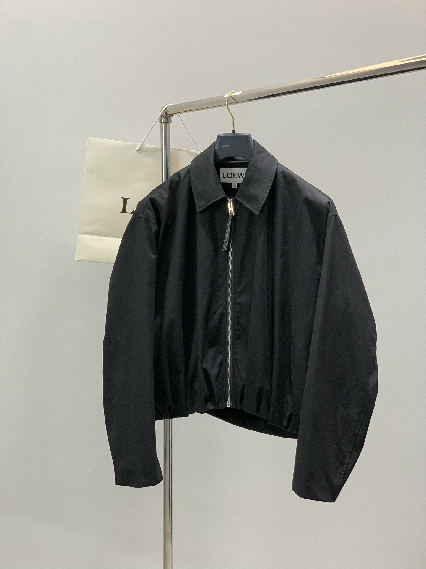 NO:681237,, Loewe, the latest autumn style, available at counters simultaneously, original order, fashionable casual jacket with lapel collar, the upper body is very unique!  Eye-catching and bright, imported original fabrics, top-notch printing technology letter pattern decoration Logo, original hardware accessories decoration, simple yet fashionable, classic atmosphere, comfortable and breathable, handsome and stylish upper body, size 36-42 size, length of chest, width of shoulders, length of sleeves 365814051 386014452 406214853 426415254,,loewe,loewe,jackets &  coats,jackets & coats,19860909,Loewe 罗意威,秋季最新款,专柜同步有售,原单狠货,时尚休闲夹克翻领外套,上身很有特点！吸睛而有亮点,进口原版面料,顶级印花工艺字母图案装饰Logo,原版五金辅料装饰,简单而不失时尚,经典大气,舒适透气,上身帅气有型,码数36-42 码数衣长胸围肩宽袖长 365814051 386014452 406214853 426415254,,loewe,loewe,jackets & coats,jackets & coats,,Men's clothing