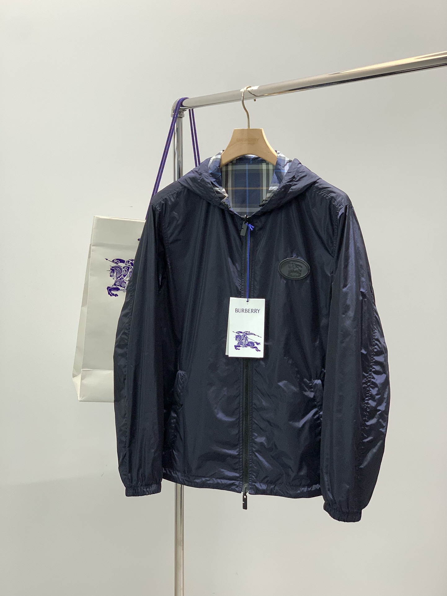 NO:682846,, Burberry, 2025 autumn latest products, available at counters simultaneously, original goods, fashionable and casual reversible hooded jacket, imported original fabrics, upper body is comfortable and breathable, top-grade rubber printing technology letter pattern decoration logo, extremely high-grade, comfortable and versatile, upper body is very handsome, size S-XL size SMLXL length 69707172 bust 61636567  Shoulder width 48.349.550.751.9 Sleeve length 65666768,,burberry,burberry,jackets & coats,hats,19860909,Burberry 巴宝莉,2025秋季最新品,专柜同步有售,原单狠货,时尚休闲两面穿连帽外套,进口原版面料,上身舒适透气,顶级印胶工艺字母图案装饰logo,档次极高,舒适百搭,上身帅气十足,码数S-XL 尺码SMLXL 衣长69707172 胸围61636567 肩宽48.349.550.751.9 袖长65666768,,burberry,burberry,jackets & coats,hats,,Men's clothing