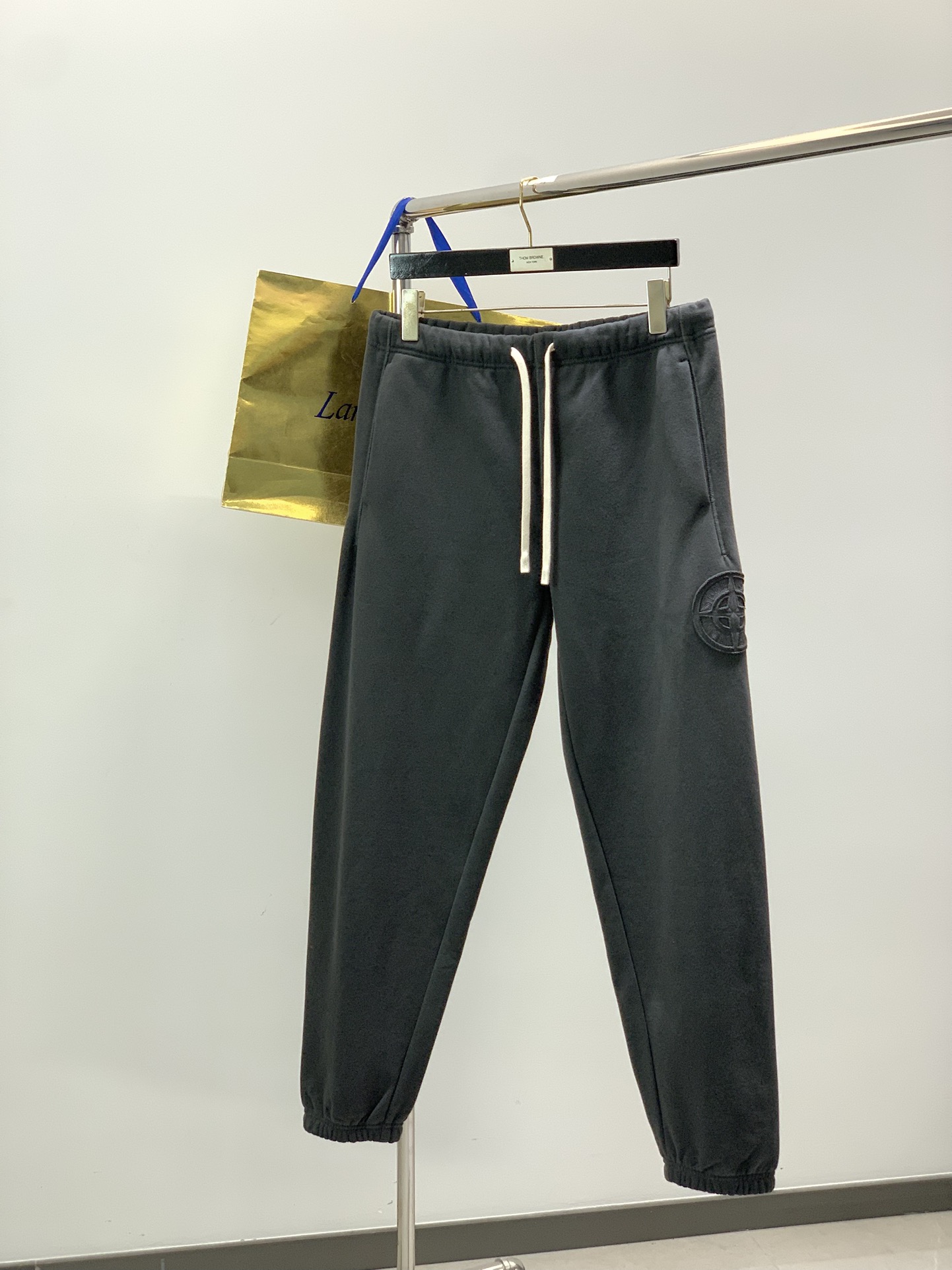 NO:682832,,Stone Island, the latest model for winter 2025, available at the counter simultaneously, original goods, popular fashionable velvet casual pants, imported original fabrics, unique design, top-notch embroidery printing technology letter pattern decoration logo, original hardware accessories decoration, simple and fashionable, handsome upper body, complete three standards, 2 colors recommended, size M-4XL,,19860909,Stone Island石头岛,2025冬季最新款,专柜同步有售,原单狠货,爆款时尚绒休闲裤,进口原版面料,独特设计,顶级刺绣印花工艺字母图案装饰logo,原版五金辅料装饰,简约时尚 ,上身帅气,三标齐全, 2色推荐,码数M-4XL,,,Men's clothing