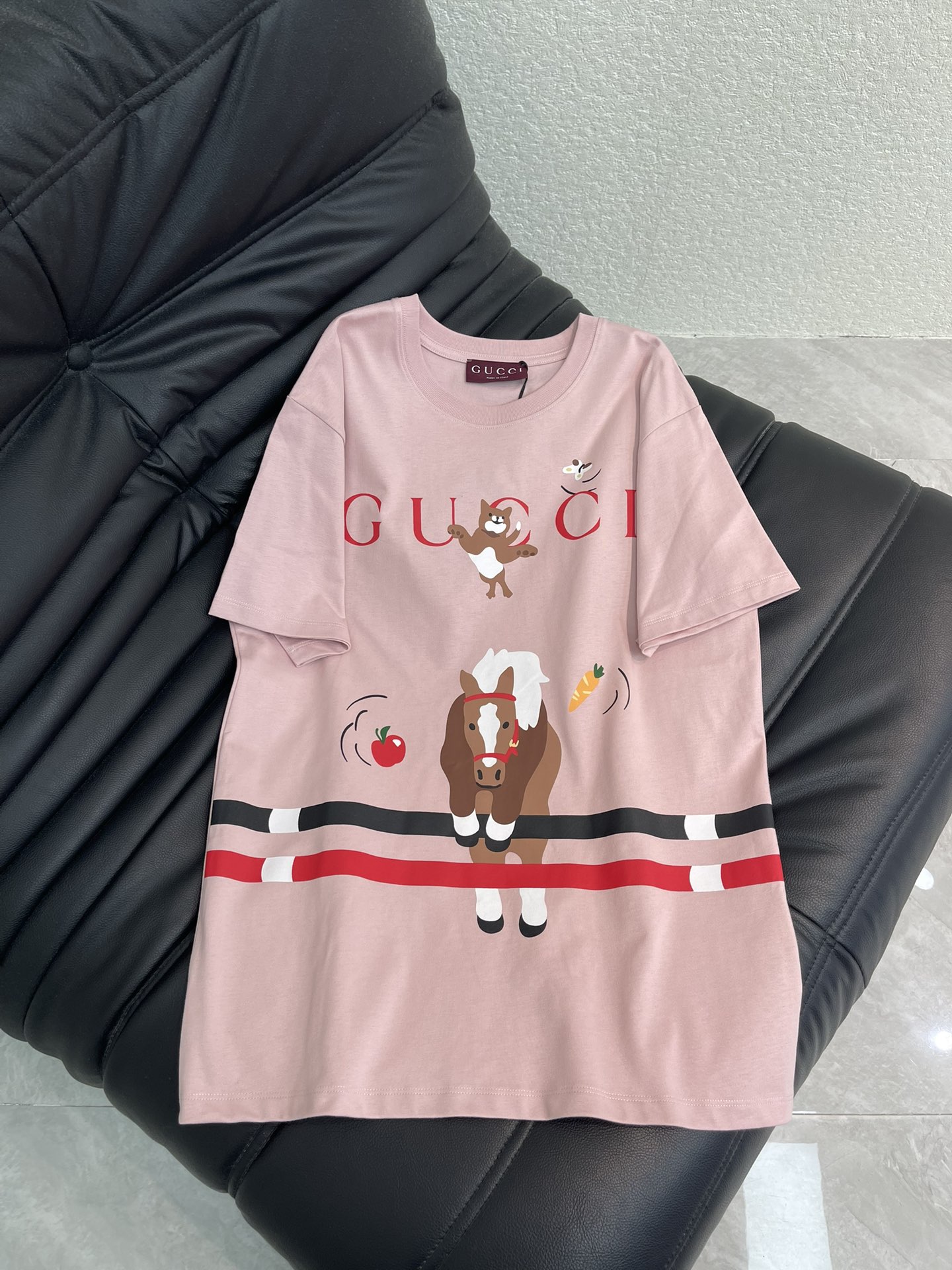 NO:667224,Gucc*26 new spring and summer cartoon pony print logo letter short-sleeved T-shirt. Pure cotton fabric. High-density fashionable sports style. Every daily wear. Playful and age-reducing design elements full of vitality. High quality. Size SML A,,gucci,T-shirt,tees,t-shirt, 19860909Gucc*26春夏新款卡通小马印花logo字母短袖T恤 纯棉面料 高密度时髦运动风 每个日常的穿搭 俏皮减龄充满元气的设计元素 高品质 尺码SML A,,gucci,T-shirt,tees，t-shirt, ,Women's clothing