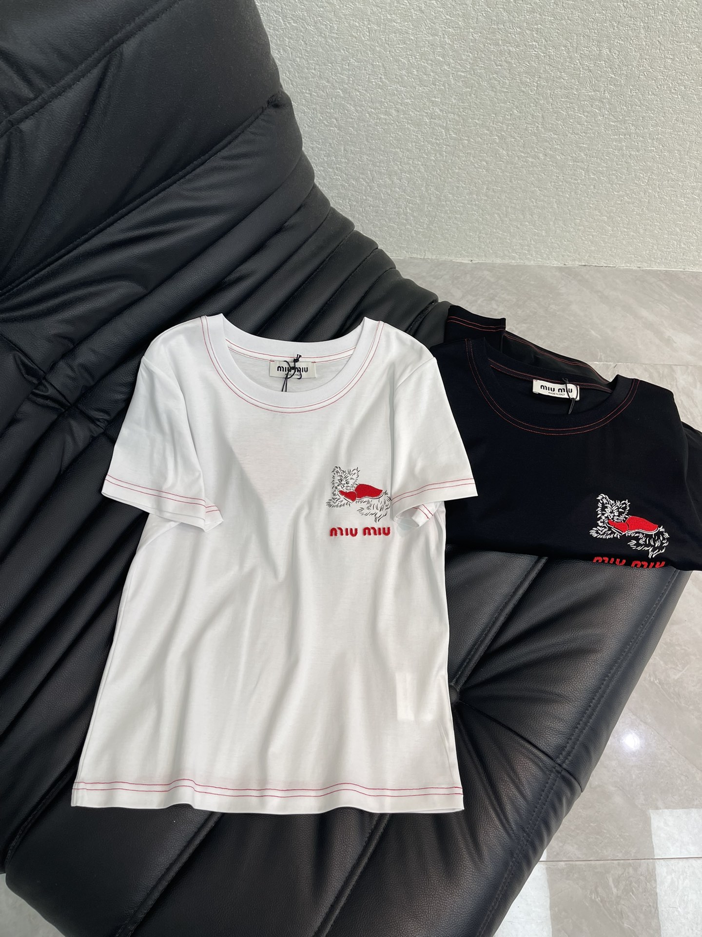 NO:667220,Miumi*26 new spring and summer cartoon cat toothbrush embroidered letters dotted line splicing short-sleeved T-shirt Mercerized cotton fabric High-density fashionable sports style Every daily wear Playful and age-reducing design elements full of vitality High quality Size SML A,,miumiu,T-shirt,tees,t-shirt, 19860909Miumi*26春夏新款卡通猫咪牙刷绣字母虚线拼接短袖T恤 丝光棉面料 高密度时髦运动风 每个日常的穿搭 俏皮减龄充满元气的设计元素 高品质 尺码SML A,,miumiu,T-shirt,tees，t-shirt, ,Women's clothing