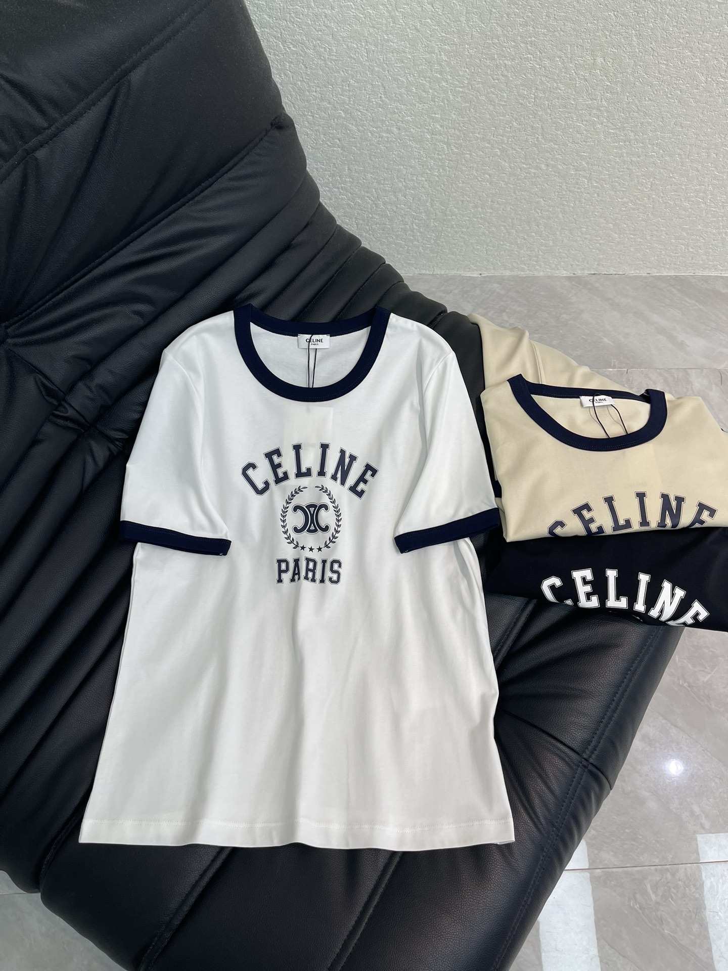NO:667222,Celin*26 new spring and summer new wheat ear Arc de Triomphe letter printed short-sleeved T-shirt. Pure cotton fabric. High-density fashionable sports style. Every daily wear. Playful and age-reducing design elements full of vitality. High quality. Sizes SML,,celine,T-shirt,tees,t-shirt, 19860909Celin*26春夏新款麦穗凯旋门字母印花短袖T恤 纯棉面料 高密度时髦运动风 每个日常的穿搭 俏皮减龄充满元气的设计元素 高品质 尺码SML,,celine,T-shirt,tees，t-shirt, ,Women's clothing