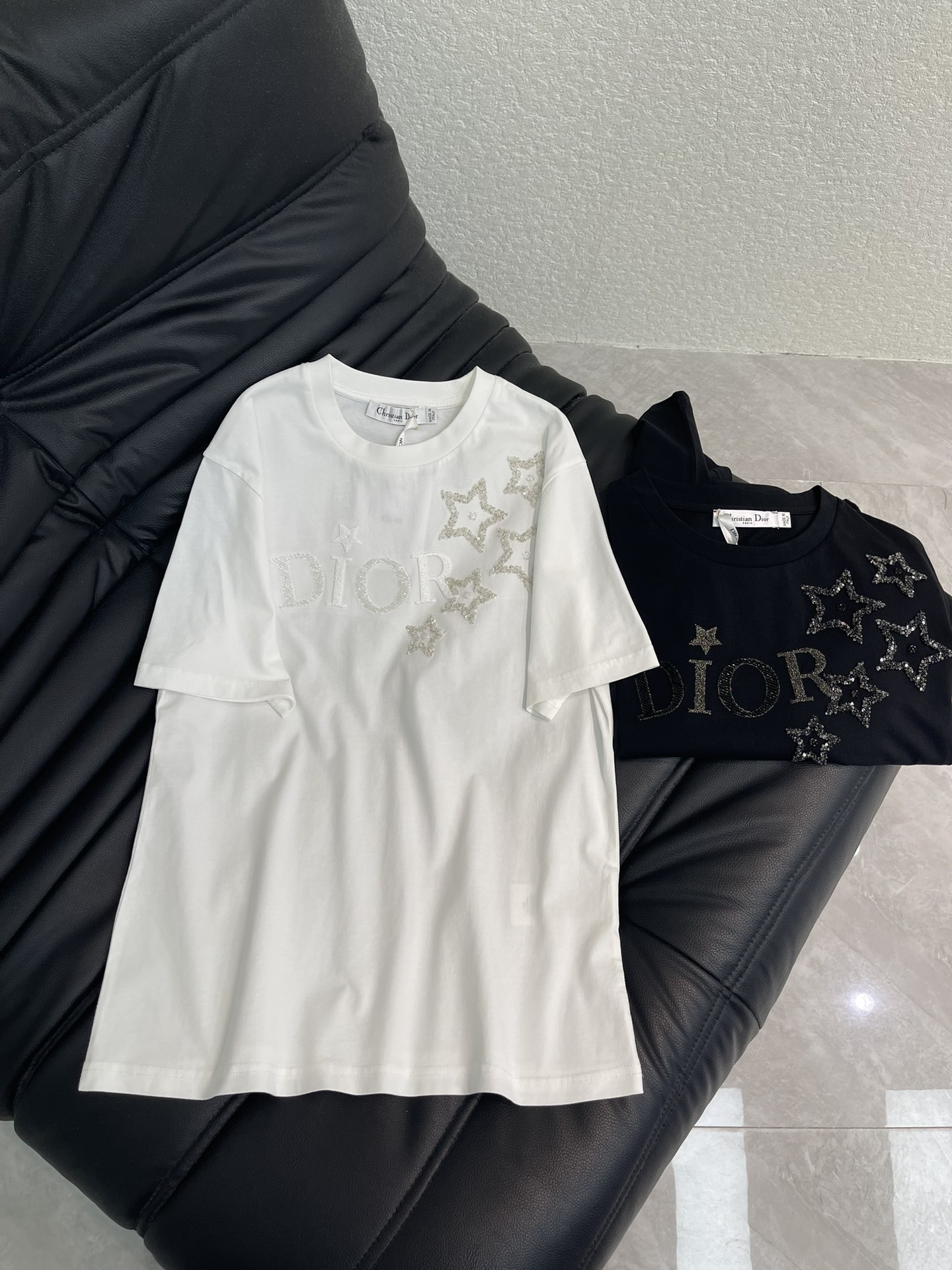 NO:666306,Dio*26 new spring and summer round neck beaded sequin logo short-sleeved T-shirt. Customized YB mercerized cotton material, fine texture, comfortable and breathable, regular short-sleeved cut, beaded sequins and embroidery technology, restoring the letter logo five-pointed star pattern on the chest, refracted and reflected with the light, full of atmosphere. Regular fit, wear with age-reducing temperament. SML,, dior, T-shirt, tees, t-shirt,  19860909Dio*26春夏新款圆领钉珠亮片徽标短袖T恤.定制YB丝光全棉材质,质感细腻,舒适透气,常规短袖裁剪,钉珠亮片配合刺绣工艺,还原胸前字母徽标五角星图案,随光线折射反光,氛围感十足.常规版型,穿搭减龄气质.SML,,dior,T-shirt,tees，t-shirt, ,Women's clothing