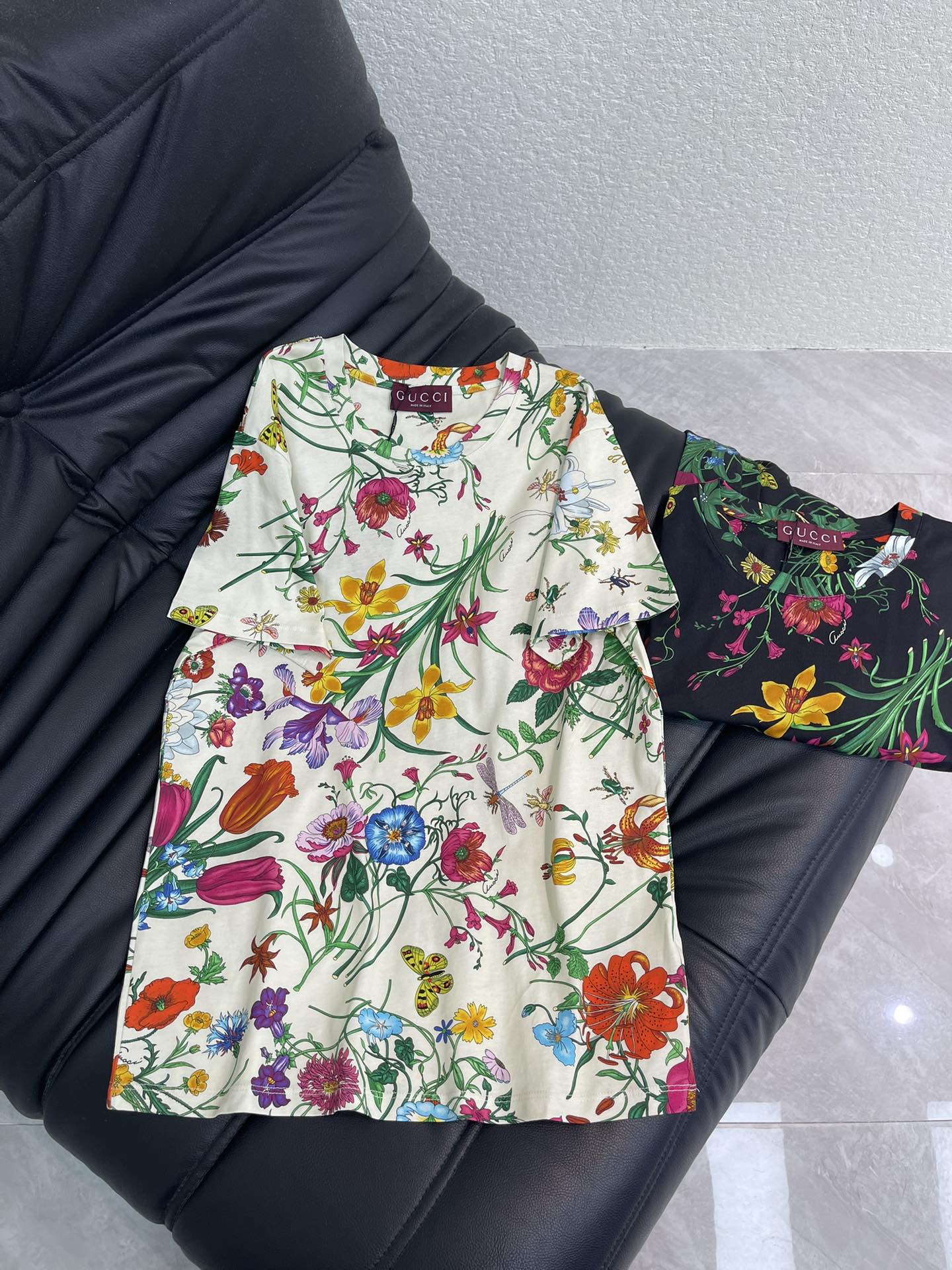 NO:666301,Gucc*26 new spring and summer new exquisite craftsmanship printed short-sleeved T-shirt, high-end fabric, skin-friendly, breathable and comfortable, iconic letter pattern, low-key luxury, age-reducing girlhood!  A must-have artifact for Bai Fumei!  The classic version is versatile and easy to wear. It is highly recommended to keep it for yourself!  The quality of workmanship depends on the details SML AA,,gucci,T-shirt,tees,t-shirt, 19860909Gucc*26春夏新款精致工艺印花短袖T恤 高订面料 亲肤透气舒适 标志性字母图案低调奢华 减龄少女时代！白富美必备神器！ 经典版型百搭不挑人 强烈推荐自留款！ 做工品质看细节 SML AA,,gucci,T-shirt,tees，t-shirt, ,Women's clothing