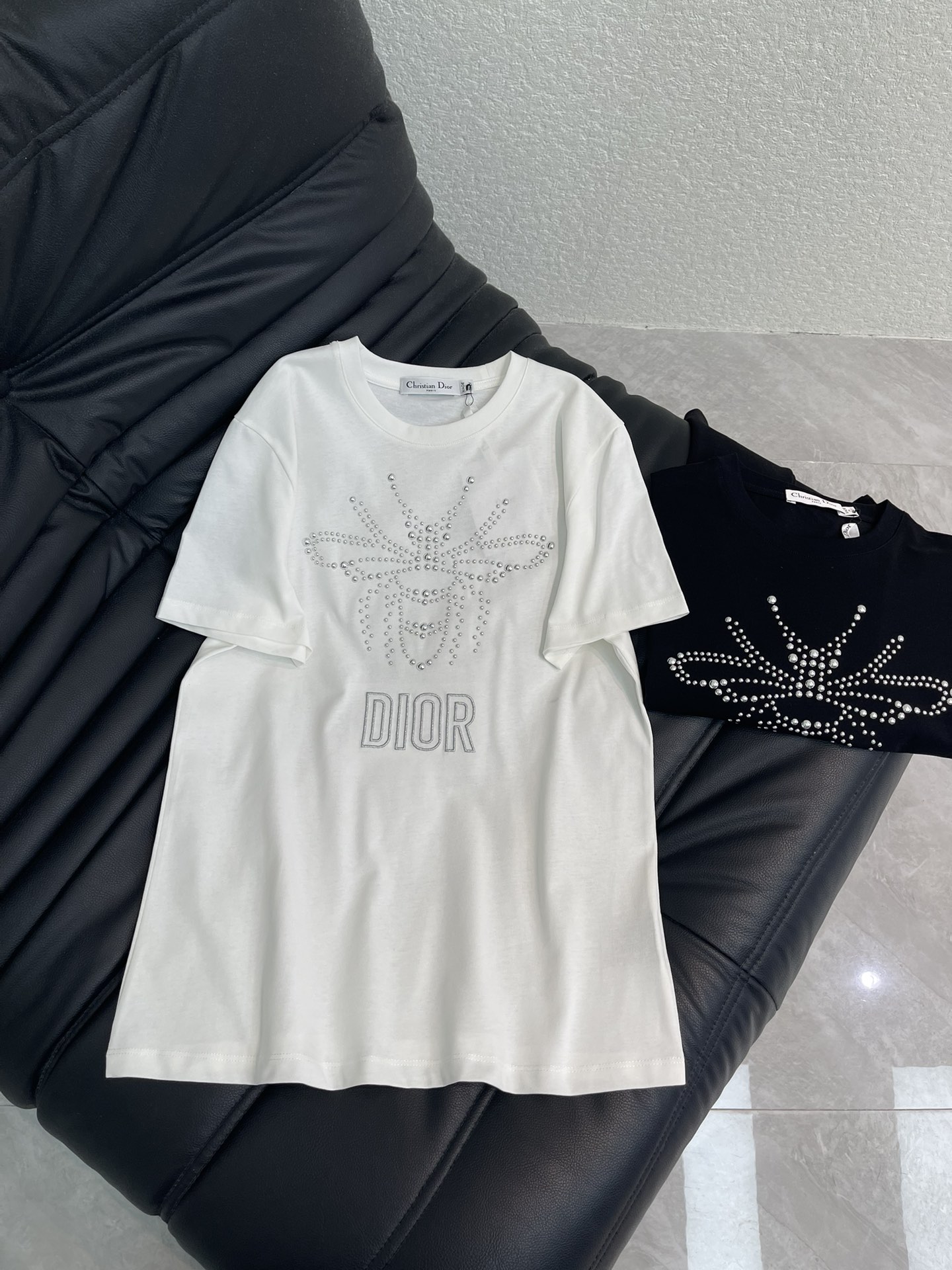 NO:666303,Dio*26 new spring and summer round neck rivet logo short-sleeved T-shirt. Customized YB mercerized cotton material, fine texture, comfortable and breathable, regular short-sleeved cutting, embroidery with high-temperature ironing, restoring the letter logo bee pattern on the chest, refracted and reflective with the light, fashion trend, regular version, inclusive and fashionable wear. SML A,, dior, T-shirt, tees, t-shirt,  19860909Dio*26春夏新款圆领铆钉徽标短袖T恤.定制YB丝光全棉材质,质感细腻,舒适透气,常规短袖裁剪,刺绣配合高温熨烫柳丁,还原胸前字母徽标蜜蜂图案,随光线折射反光,时尚潮流,常规版型,穿搭包容时尚.SML A,,dior,T-shirt,tees，t-shirt, ,Women's clothing