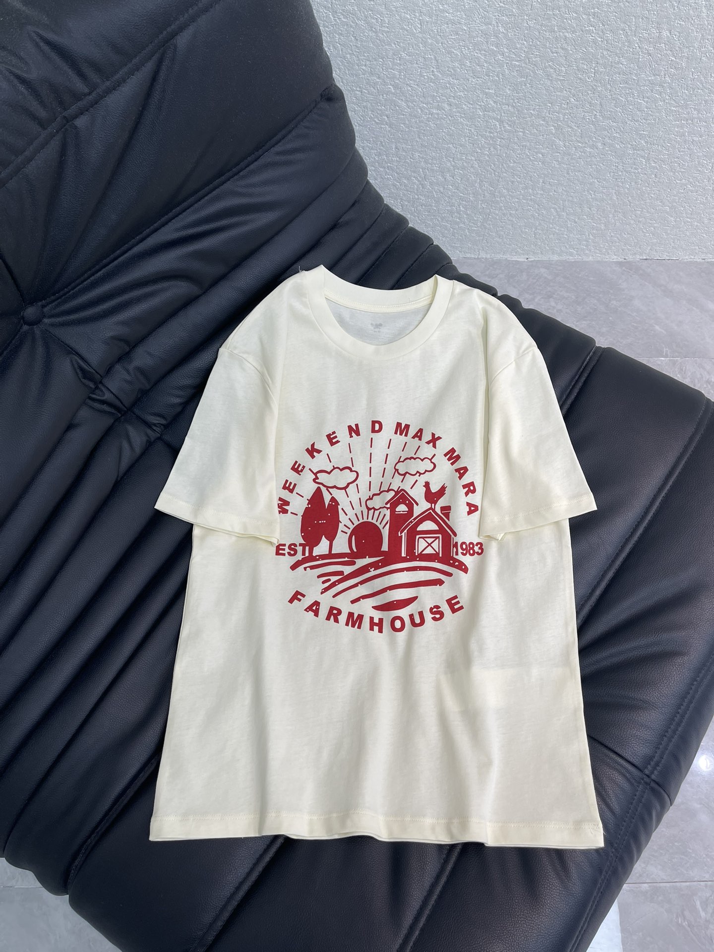 NO:666309,MaxMar19860909Weekend MaxMar*26春夏新款圆领印花短袖T恤.红色农场图案采用印花工艺,经典百搭款.纯棉材质,上身柔软透气.无论是休闲搭配牛仔裤,还是搭配裙装打造精致感,都能轻松适配,轻松展现独特时尚品味.SML,,skirts,jeans,T-shirt,tees，t-shirt, ,Women's clothing