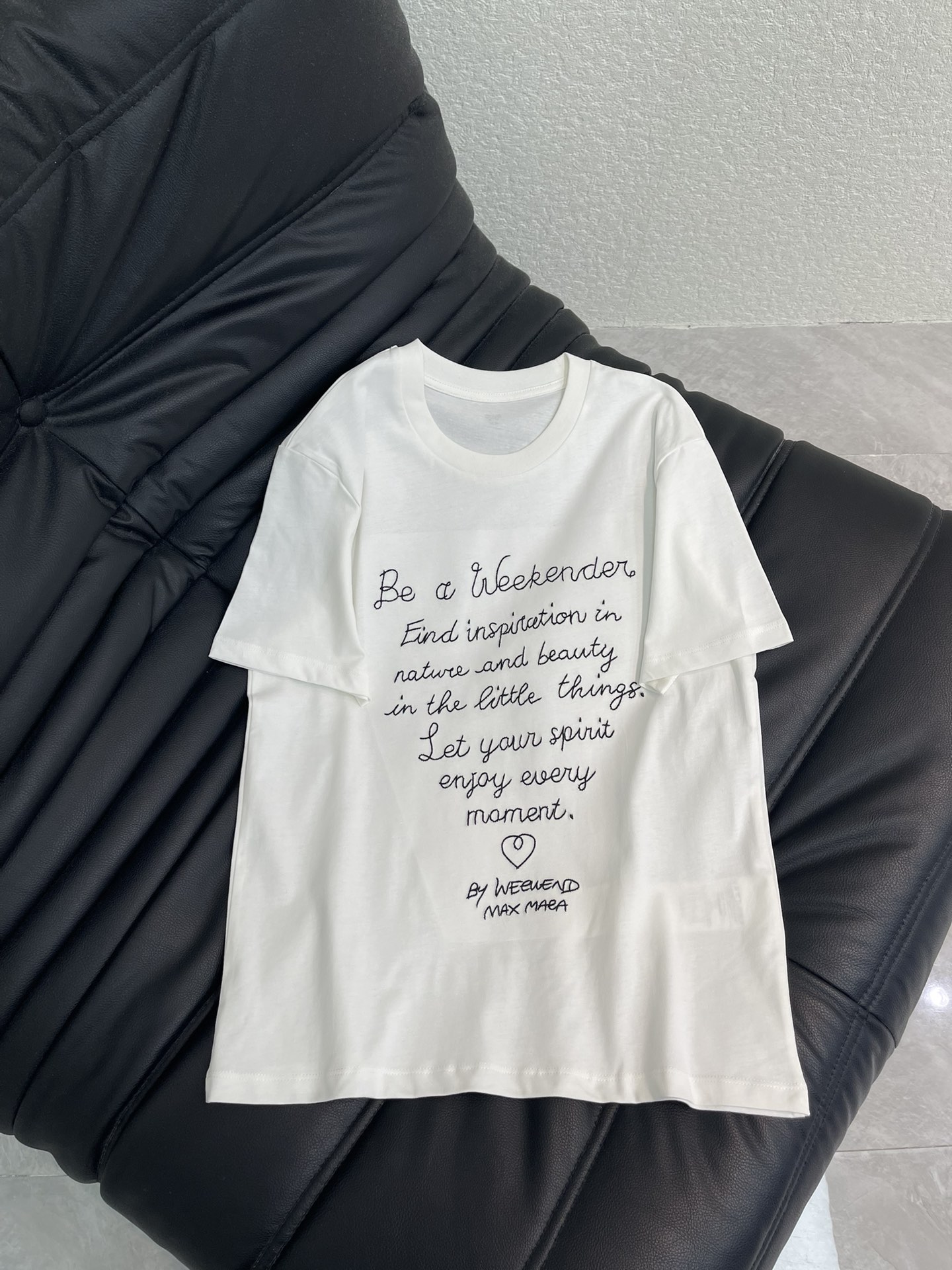 NO:666312,Weekend MaxMar*26 new spring and summer short-sleeved T-shirt with embroidered letter pattern. Simple version with iconic embroidered letters, versatile and slim. Made of pure cotton, the upper body is soft and breathable. Whether it is worn casually with jeans or with a skirt to create a sophisticated feel, it can be easily adapted and easily show unique fashion taste. SML A,,skirts,jeans,T-shirt,tees,t-shirt, 19860909Weekend MaxMar*26春夏新款刺绣字母图案短袖T恤.简约版型搭配标志性刺绣字母,百搭又显瘦.纯棉材质,上身柔软透气.无论是休闲搭配牛仔裤,还是搭配裙装打造精致感,都能轻松适配,轻松展现独特时尚品味.SML A,,skirts,jeans,T-shirt,tees，t-shirt, ,Women's clothing