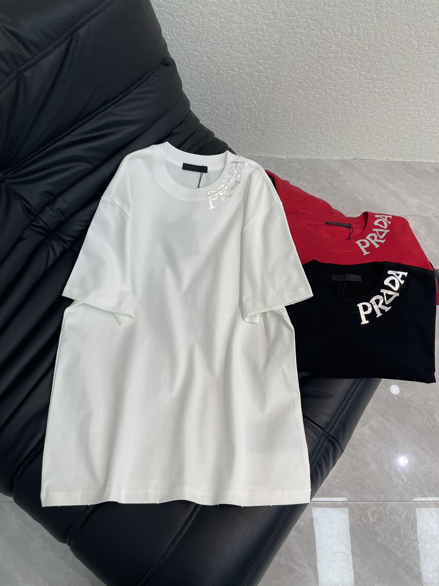 NO:666298,PRAD*26 new spring and summer hand-painted signature short-sleeved T-shirt. This short-sleeved T-shirt is made of high-weight high-quality pure cotton, hand-worn craftsmanship, soft and breathable fabric, and ready-to-wear washable. The brand letters are hand-painted on the front neckline, and the 'PRADA' brand logo and 'Milano' are written on the back panel, with hand-written style decorative text below. This ready-made garment is completely hand-painted, making each garment more unique and recognizable. It is a casual and fashionable item, the same style for men and women!  S-XL,,prada,T-shirt,tees,t-shirt, 19860909PRAD*26春夏新款手绘签名短袖T恤.这款短袖T恤,采用高克重高品质纯棉,手工磨破工艺,面料柔软透气,成衣水洗.前幅领口手绘品牌字母,后幅有'PRADA'品牌标识及'Milano'字样,下方配有手写风格的装饰文字,这个成衣均纯手绘完成,让每件成衣更具独特魅力,且具有品牌辨识度,休闲时尚类单品,男女同款！S-XL,,prada,T-shirt,tees，t-shirt, ,Women's clothing