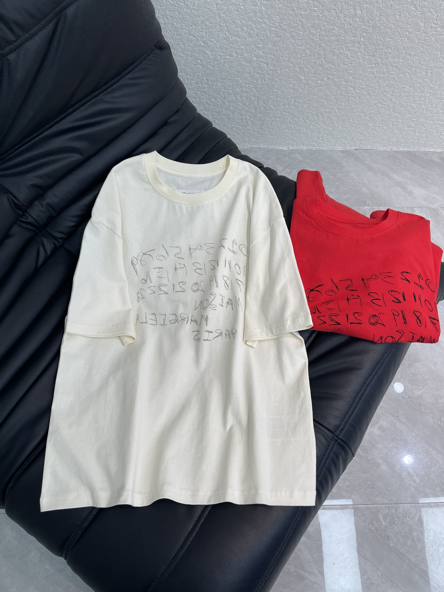 NO:666316,MM6*26 new spring and summer retro washed digital printed short-sleeved T-shirt. Pure cotton fabric. Loose fit. High-density fashionable sports style. Everyday wear. Playful and age-reducing design elements full of vitality. High quality. Sizes SML, masion margiela, T-shirt, tees, t-shirt,  19860909MM6*26春夏新款复古洗水数字印花短袖T恤 纯棉面料 宽松版型 高密度时髦运动风 每个日常的穿搭 俏皮减龄充满元气的设计元素 高品质 尺码SML,,masion margiela,T-shirt,tees，t-shirt, ,Women's clothing