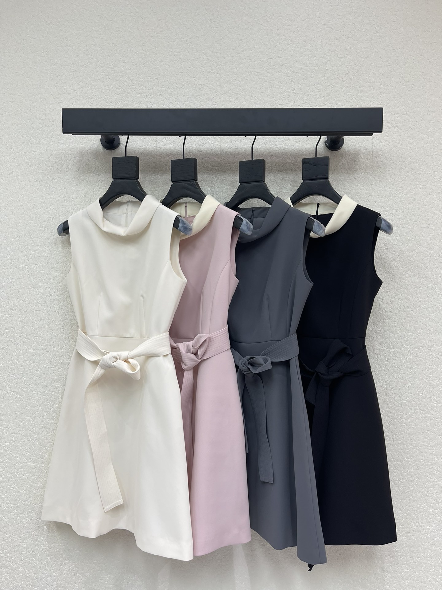 NO:666297,Dio*26 new French Hepburn style stand-up collar sleeveless belted dress. It has a perfect sense of being delicate and pretty. The four colors are super beautiful. It can be sweet or salty and has a girlish style that reduces age. The belted waist version is versatile and not picky. The texture of the customized fabric is awesome. It is very practical and can be worn for daily commuting. SML, dior, skirts,  19860909Dio*26新款法式赫本风立领无袖腰带连衣裙 妥妥的娇俏千金感 四个颜色都超好看 可甜可盐减龄少女风 系带收腰版型百搭不挑人 定制面料质感超赞 实穿度非常高日常通勤皆可 SML,,dior,skirts, ,Women's clothing