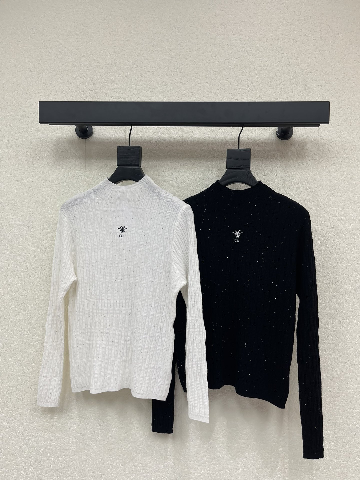 NO:666302,Dio*'s new autumn and winter small stand-up collar slim-fitting knitted bottoming shirt!  Customized wool material, soft and delicate, comfortable texture, small stand-up collar bottoming shirt cut, all-over solid color, versatile and durable, yarn fabric is very elastic, fits the body curve, visually slimming, embroidered letter logo on the chest shows the brand tone, low-key and texture. Versatile and simple style, wear alone and layered to show your temperament, perfect for daily commuting!  SML A,,dior, 19860909Dio*秋冬新款小立领修身针织打底衫！定制羊毛材质,柔软细腻,质感舒适,小立领打底衫剪裁,通体素色百搭耐看,纱线面料弹性十足,贴合身体曲线,视觉显瘦,胸前刺绣字母徽标,展现品牌调性,低调有质感.百搭简约款式,单穿叠穿上身尽显气质,日常通勤都！SML A,,dior, ,Women's clothing