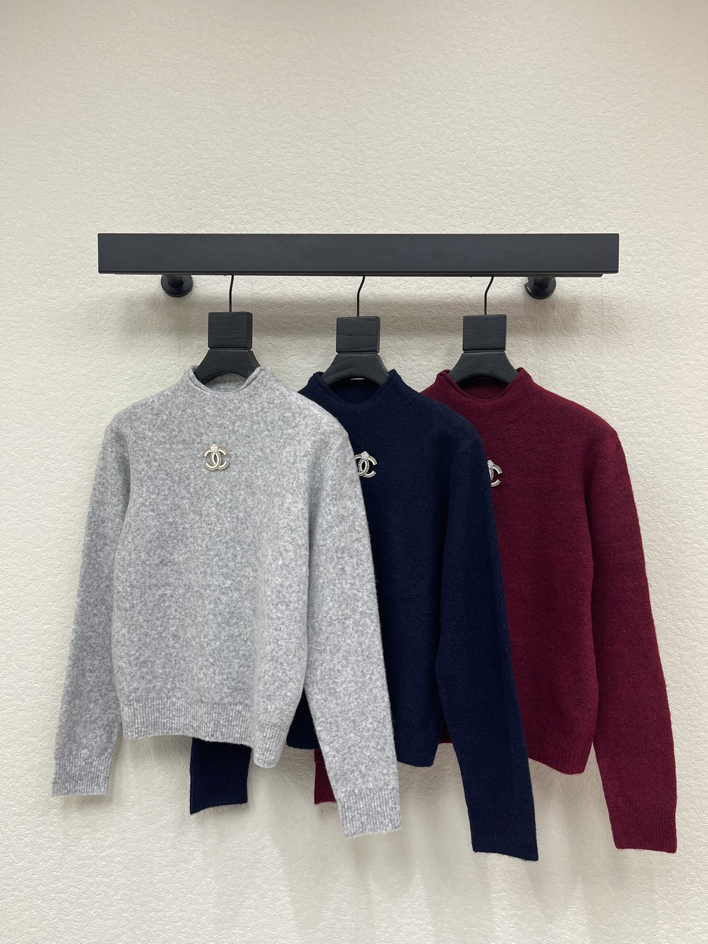 NO:666300,CHANE* new autumn and winter double C logo knitted long-sleeved bottoming!  Customized wool yarn weaving, high-quality texture, comfortable and soft, round neck long-sleeved top style, double C letter logo decoration in the center, highlighting the brand charm. The neckline is decorated with natural curling edges, highlighting the high-end tonality. The regular version is not picky about body shape and age, and the outfit is casual and fashionable!  SML A,,chanel, 19860909CHANE*秋冬新款双C徽标针织长袖打底！定制羊毛纱线织造 质感高级 舒适柔软 圆领长袖上衣版型 居中双C字母徽标装饰 彰显品牌魅力 领口包边以自然卷边修饰 彰显高级调性 常规版型不挑身材年龄 穿搭休闲时髦！SML A,,chanel, ,Women's clothing