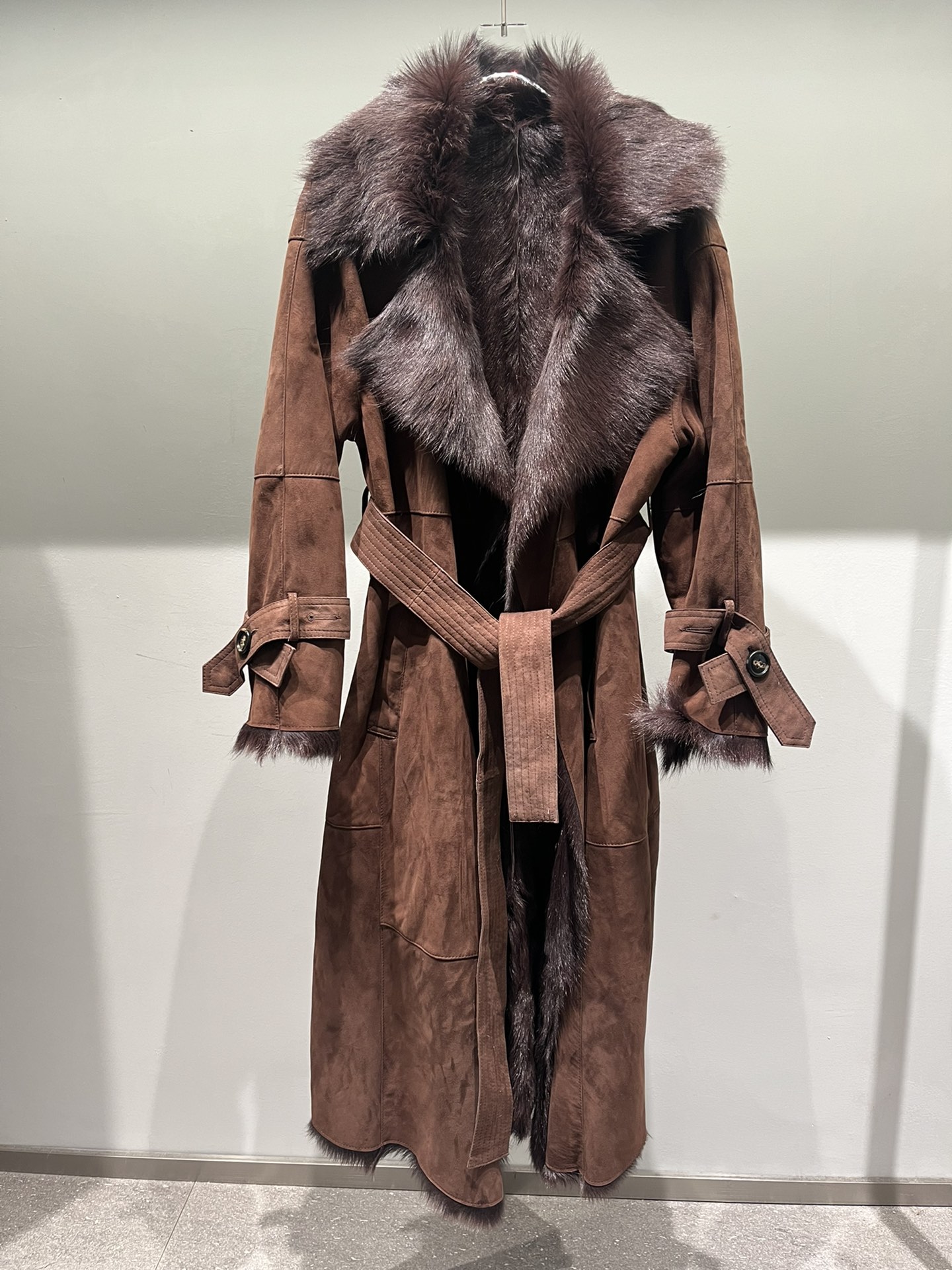 NO:660683,The soft suede fur can only be combined with coffee color. The camel color is gone. I can probably make more than 20 long styles, women's clothing,  19860909柔软的绒面皮毛一体只能接咖色的啦,驼色没皮了,大概还可以做二十几件长款,女装, ,Women's clothing