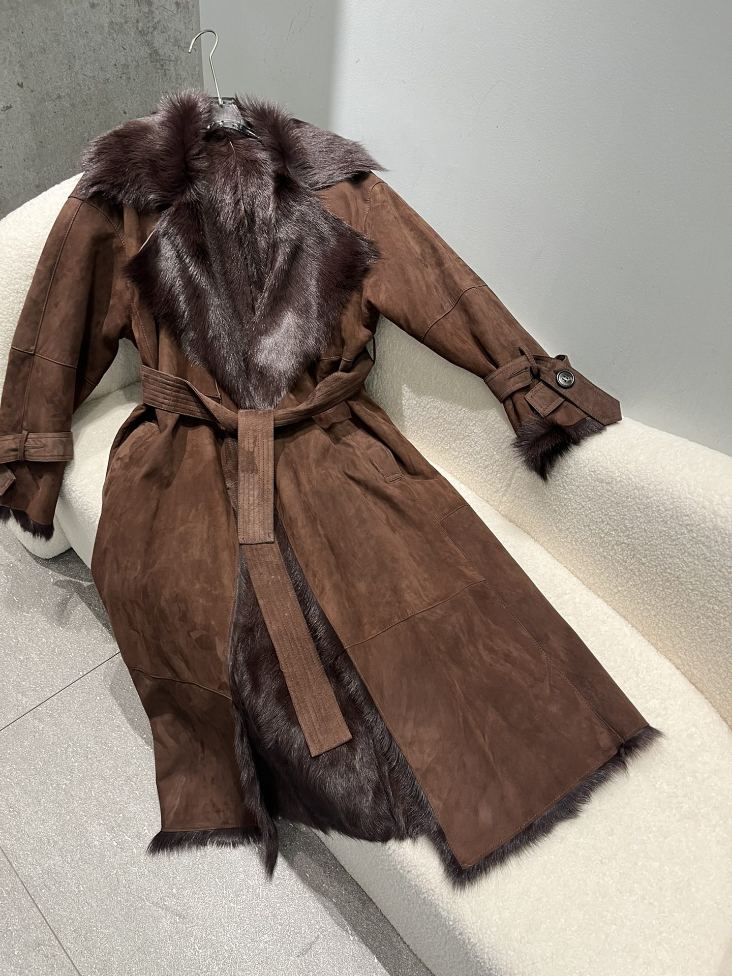 NO:660685,The soft suede fur can only be combined with coffee color. The camel color has no leather. I can probably make more than 20 long SMLs. It is super soft and comfortable and light on the upper body. It is not a very big version. Super beautiful, women's clothing,  19860909柔软的绒面皮毛一体只能接咖色的啦,驼色没皮了,大概还可以做二十几件长款 Sml,超级柔软舒服上身轻盈,不是很大那种版型,超美,女装, ,Women's clothing