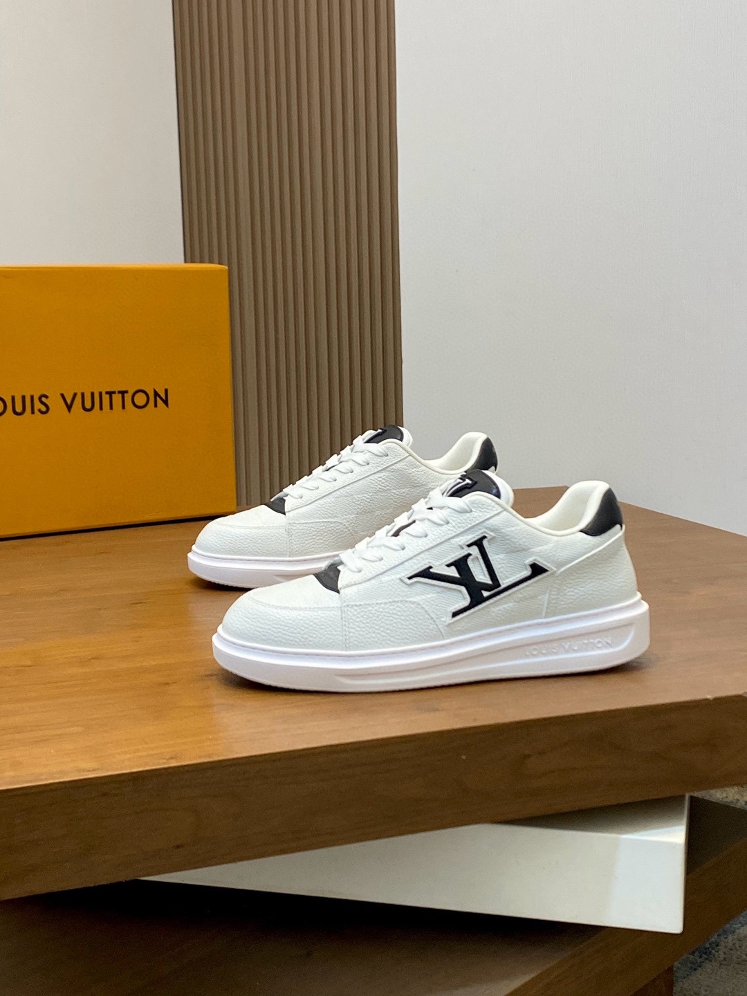 Alternative view of Sneakers 10852