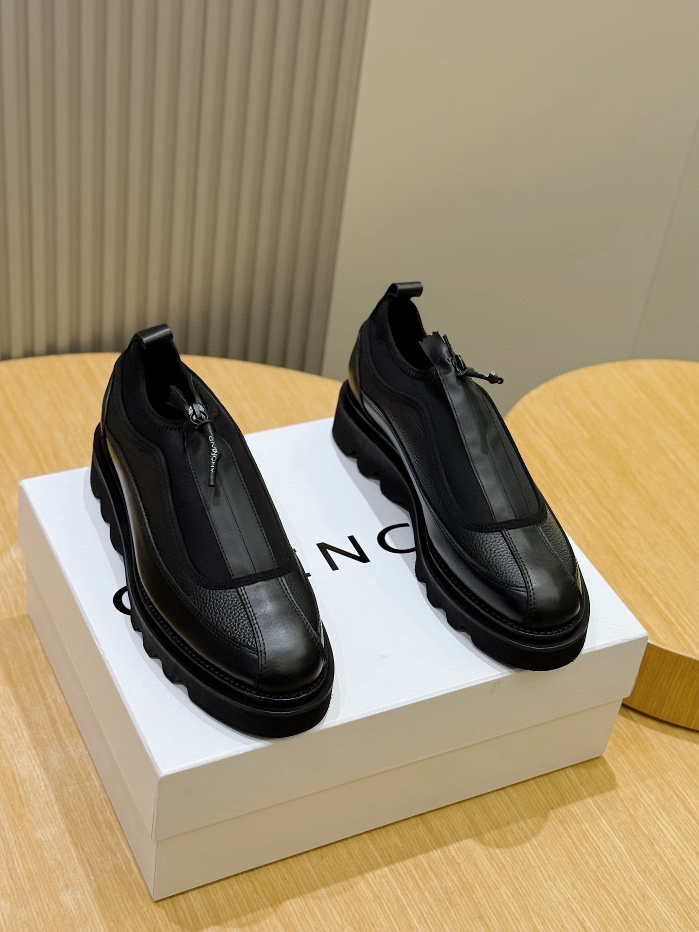 Alternative view of Boots 10851
