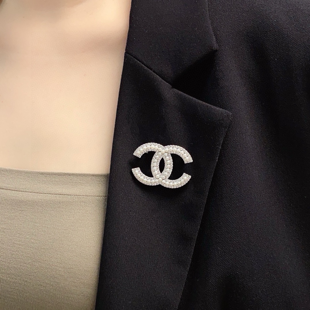 NO:664842,CHANEL Xiaoxiang counter's new full-diamond and millet pearl Chanel brooch is the accessory that best understands women. Women who devote all their efforts to being themselves tend to cherish the meaning of the brooch more. Ms. Chanel pinned the brooch on her hat and told the fashionable ladies who imitated her that 'brooches are very practical. They can be pinned on the collar of a suit, on a pocket, on a hat, on a belt or on an evening dress. Boutique jewelry, chanel, chanel, business  suit, brooch, breastpin, hats19860909CHANEL小香 专柜新款满钻搭配小米珍珠香奈儿胸针,是最懂女人的饰物.那些倾注了全部心血去做自己的女人,往往更珍惜胸针的意义.香奈儿女士把胸针别在帽子上,并告诉那些模仿她的时髦女士们[胸针可是非常实用,它可以别在西装领上、口袋上、帽子上、腰带上或者是晚礼服上,饰品精品,chanel,chanel,business suit,brooch，breastpin,hats,Jewelry