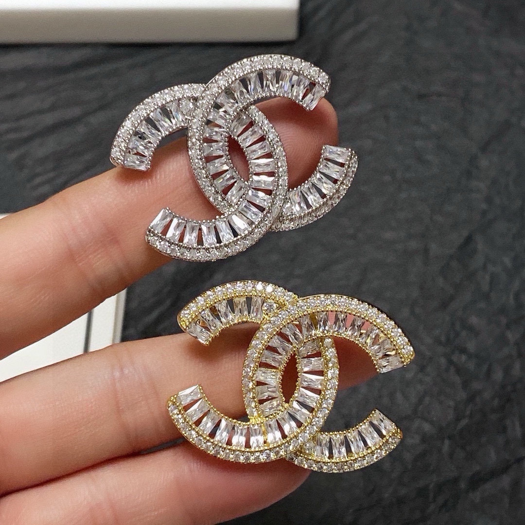 NO:664802,CHANEL Xiaoxiang's new counters are synchronized with the new Chanel brooch, which is the accessory that best understands women. Women who devote all their efforts to being themselves tend to cherish the meaning of the brooch more. Ms. Chanel pinned the brooch on her hat and told the fashionable ladies who imitated her [Broches are very practical. They can be pinned on the collar of a suit, on a pocket, on a hat, on a belt or on an evening dress. Boutique jewelry, chanel, chanel, business  suit, brooch, breastpin, hats19860909CHANEL小香 专柜新款同步上新香奈儿胸针,是最懂女人的饰物.那些倾注了全部心血去做自己的女人,往往更珍惜胸针的意义.香奈儿女士把胸针别在帽子上,并告诉那些模仿她的时髦女士们[胸针可是非常实用,它可以别在西装领上、口袋上、帽子上、腰带上或者是晚礼服上,饰品精品,chanel,chanel,business suit,brooch，breastpin,hats,Jewelry