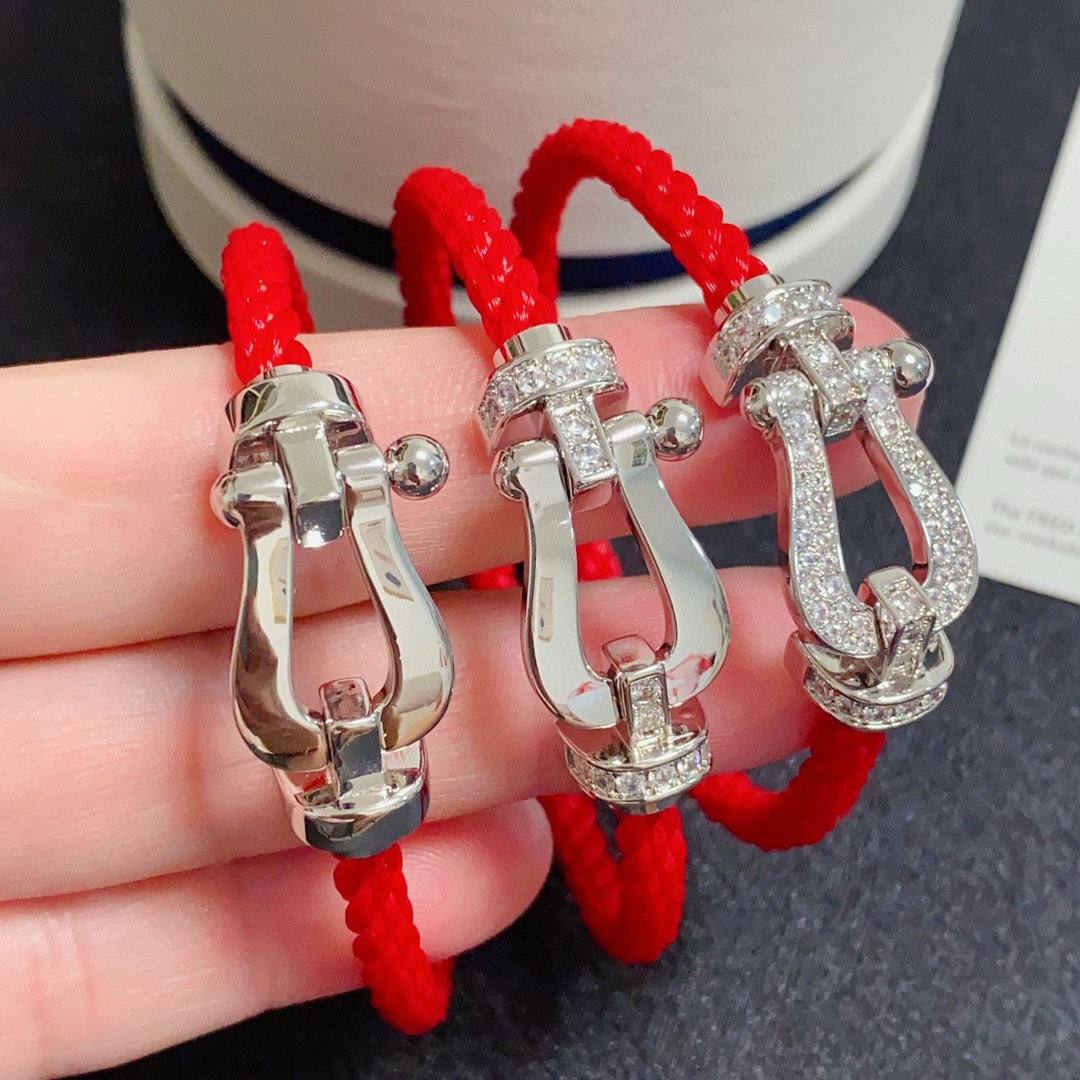 NO:664830,New product release hot Fred Feiden silver buckle full diamond, half diamond, non-diamond horseshoe buckle unisex high quality nylon rope bracelet bracelet!  Big brand of red leather rope in the year of birth, fashionable and exquisite FORCE series bracelets, high-end customization ~ sub-gold micro-plating 18k gold craftsmanship, Seiko horseshoe buckle head bracelet!  The effect is very versatile. Internet celebrity expert. A must-have item for fashionistas. Rose gold, gold and silver buckles for men and women, two sizes 17/19cm, fine jewelry, bracelet, bracelet, gold19860909新品发布火爆费雷德 Fred斐登银色扣头满钻、半钻、无钻马蹄扣中性款高品质尼龙绳手链手镯！本命年红皮绳大牌 时尚 精致FORCE 系列手链高端定制～亚金微电镀18k金工艺 精工马蹄扣头手镯！上手效果非常百搭 网红达人 时尚一族必备单品 玫瑰金、黄金、银色扣头男女情侣款两个码数17/19cm,饰品精品,bracelet,bracelet,gold,Jewelry