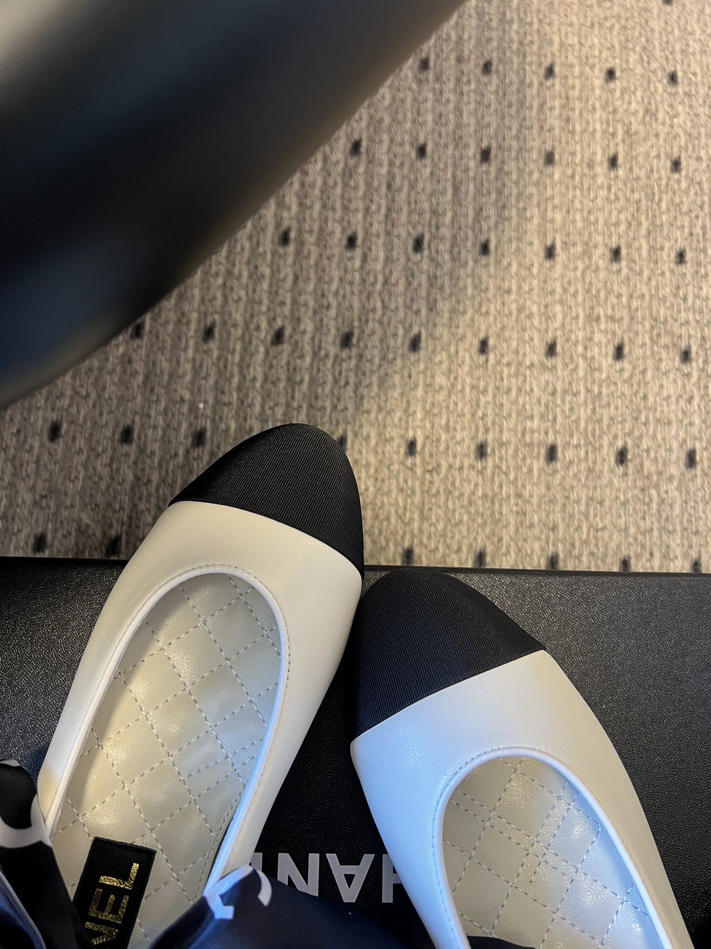 Chane* 蝴蝶结拼接丝巾芭蕾舞平底鞋经典的拼色鞋头，黑色哑光鞋头搭配不同底色，结合丝带蝴蝶结装饰，芭